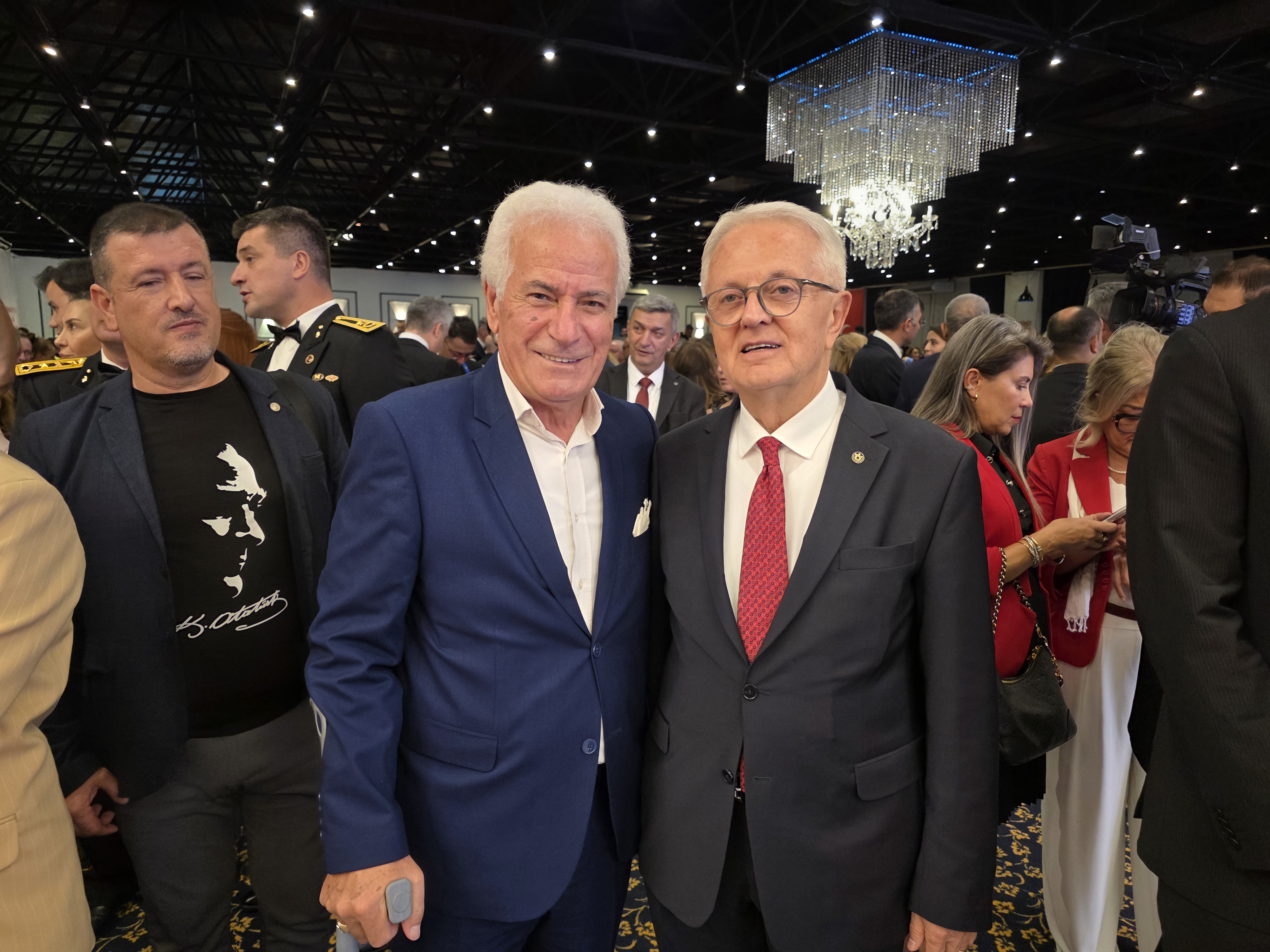 İZMİR'DE 29 EKİM RESEPSİYONU COŞKUYLA GERÇEKLEŞTİ: CUMHURİYET'İN 102. YILI TÖRENLE KUTLANDI