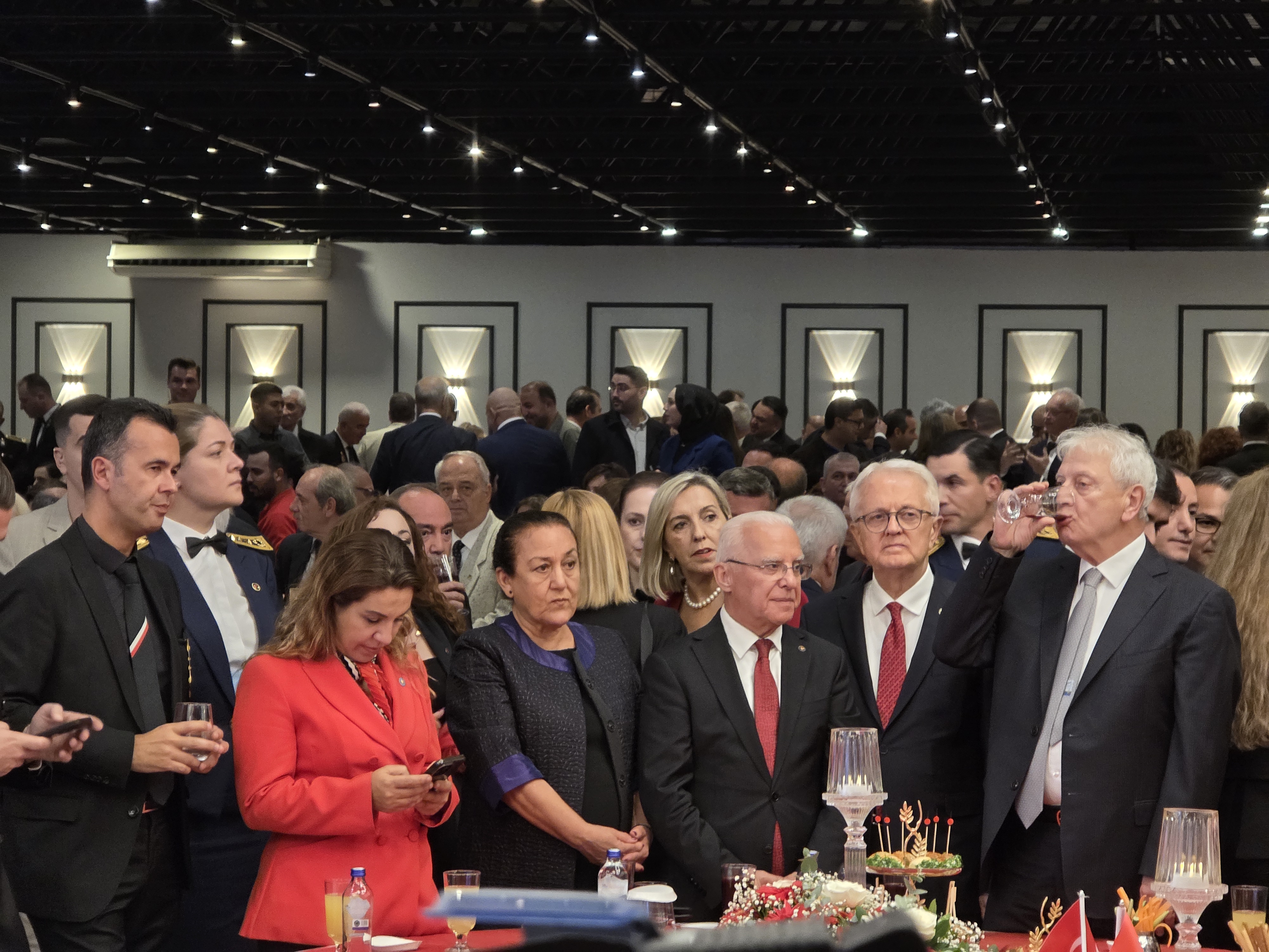 İZMİR'DE 29 EKİM RESEPSİYONU COŞKUYLA GERÇEKLEŞTİ: CUMHURİYET'İN 102. YILI TÖRENLE KUTLANDI