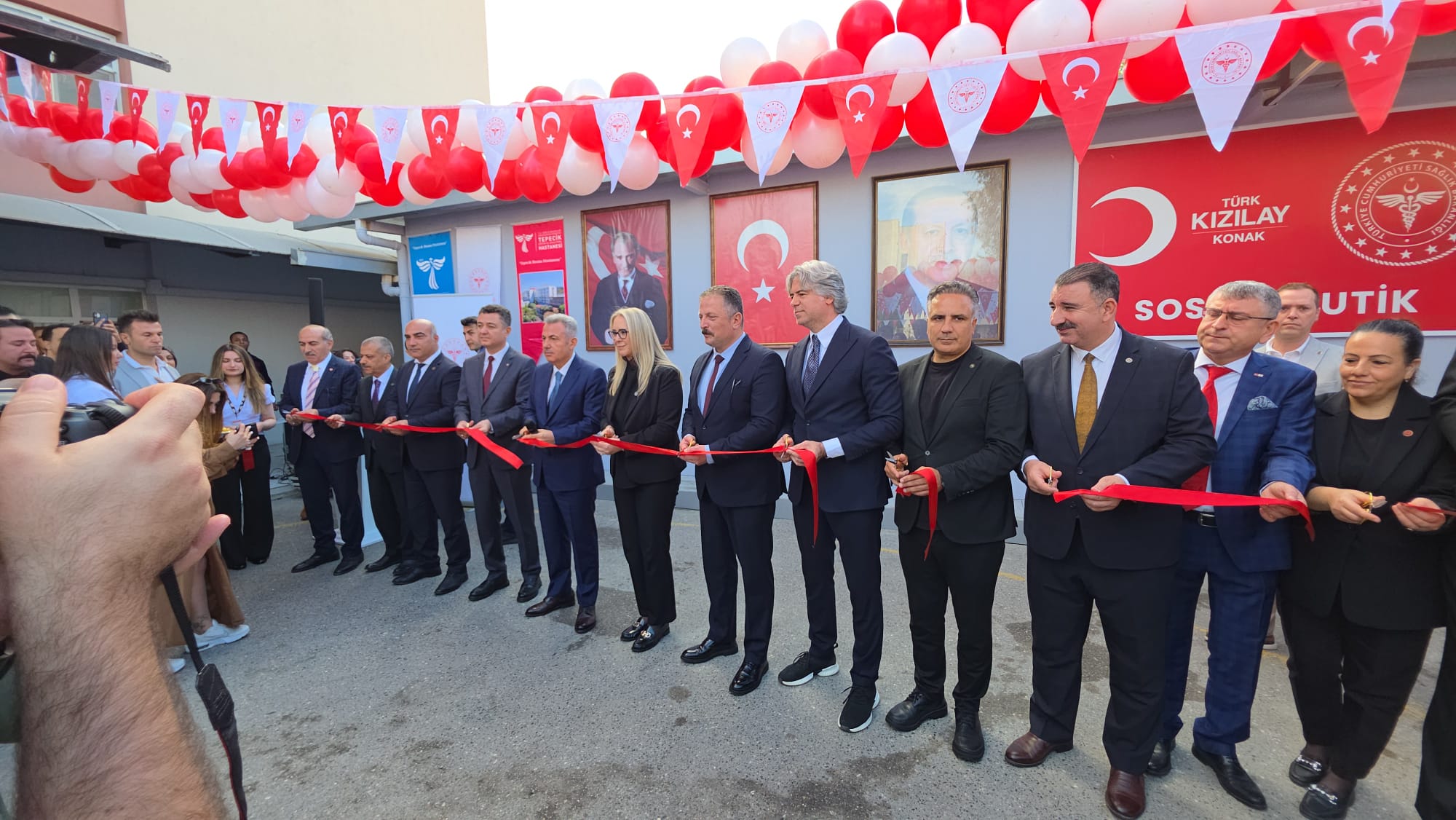 İzmir'de iyilik büyüyor: Kızılay Sosyal Butik kapılarını açtı