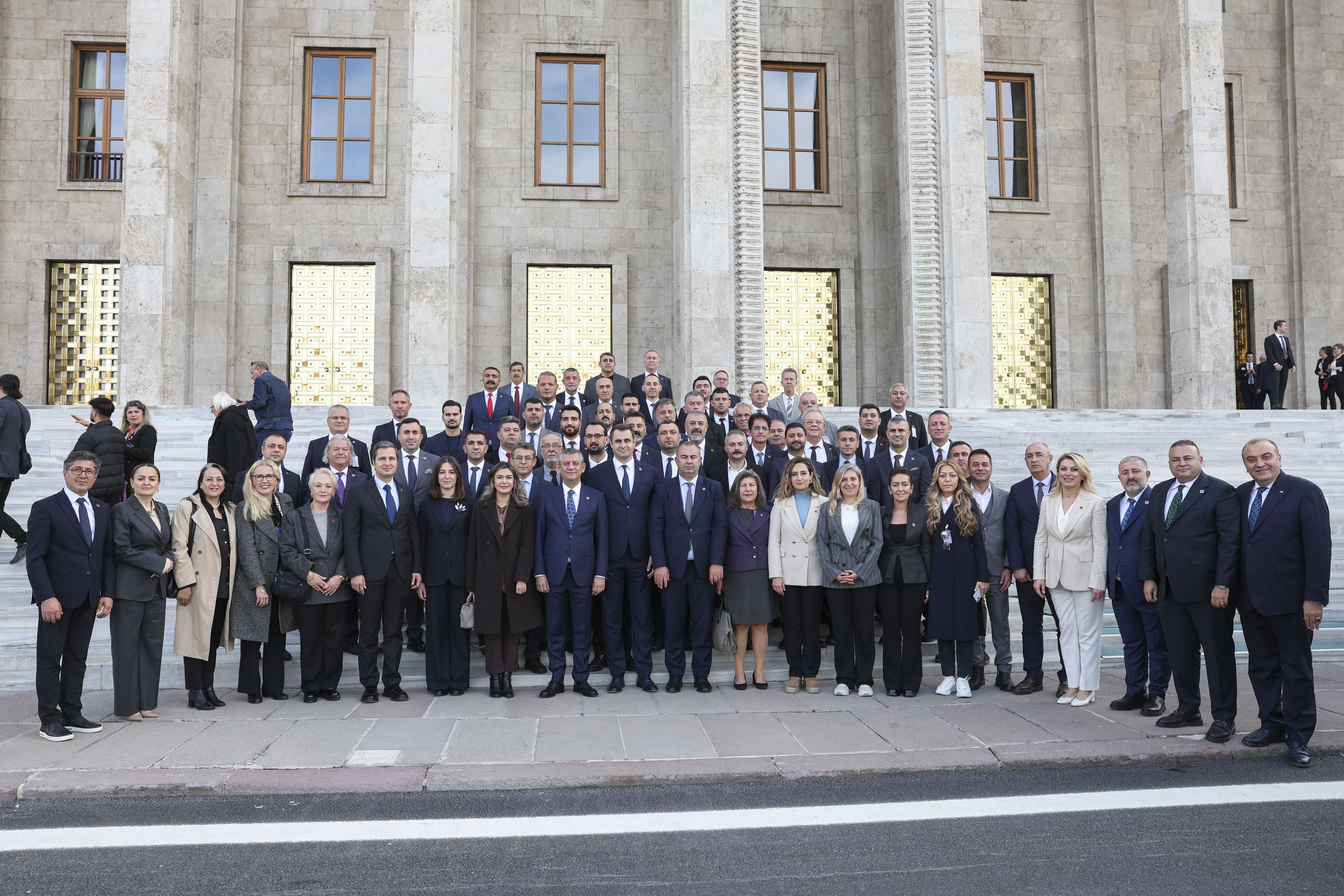 İZMİR ÖRGÜTÜNDEN CHP GENEL BAŞKANI ÖZGÜR ÖZEL’E ZİYARET