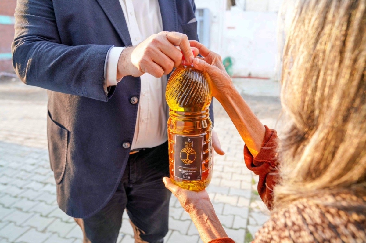 Seferihisar Belediyesi’nden örnek proje; Çocukların topladığı zeytinler sofralara bereket olacak