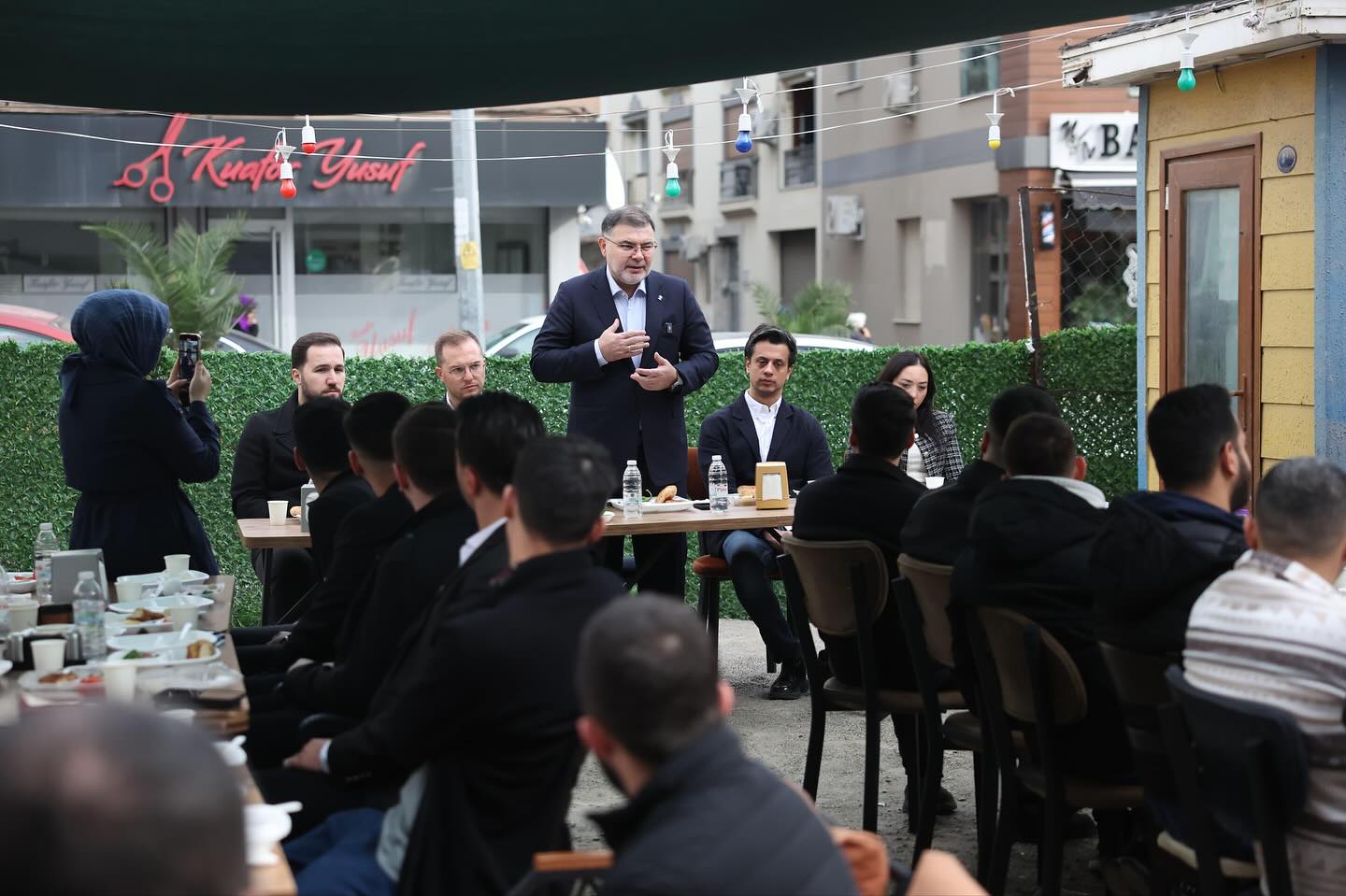 AK Parti İzmir İl Başkanı Saygılı, Karabağlar’daki Genç Esnaflarla Buluştu