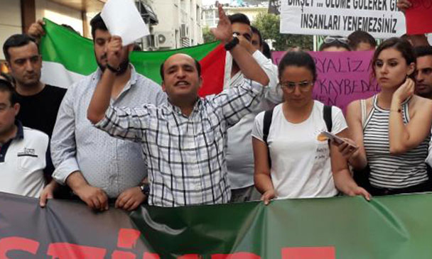 İzmir'de CHP'li gençlerden protesto