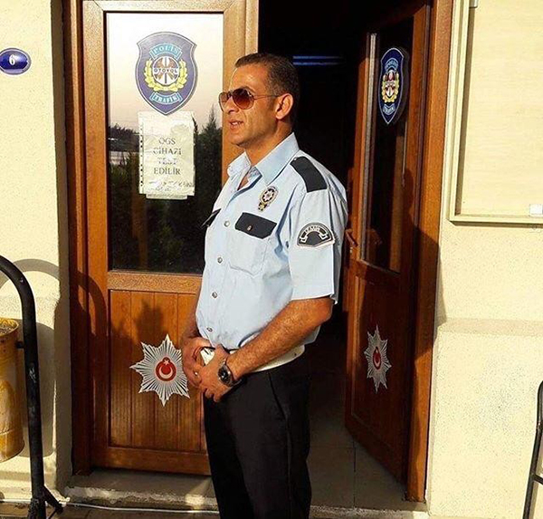 Polis memuru silahını temizlerken vurdu