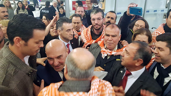 Tunç Soyer'e İzmir'de coşkulu karşılama