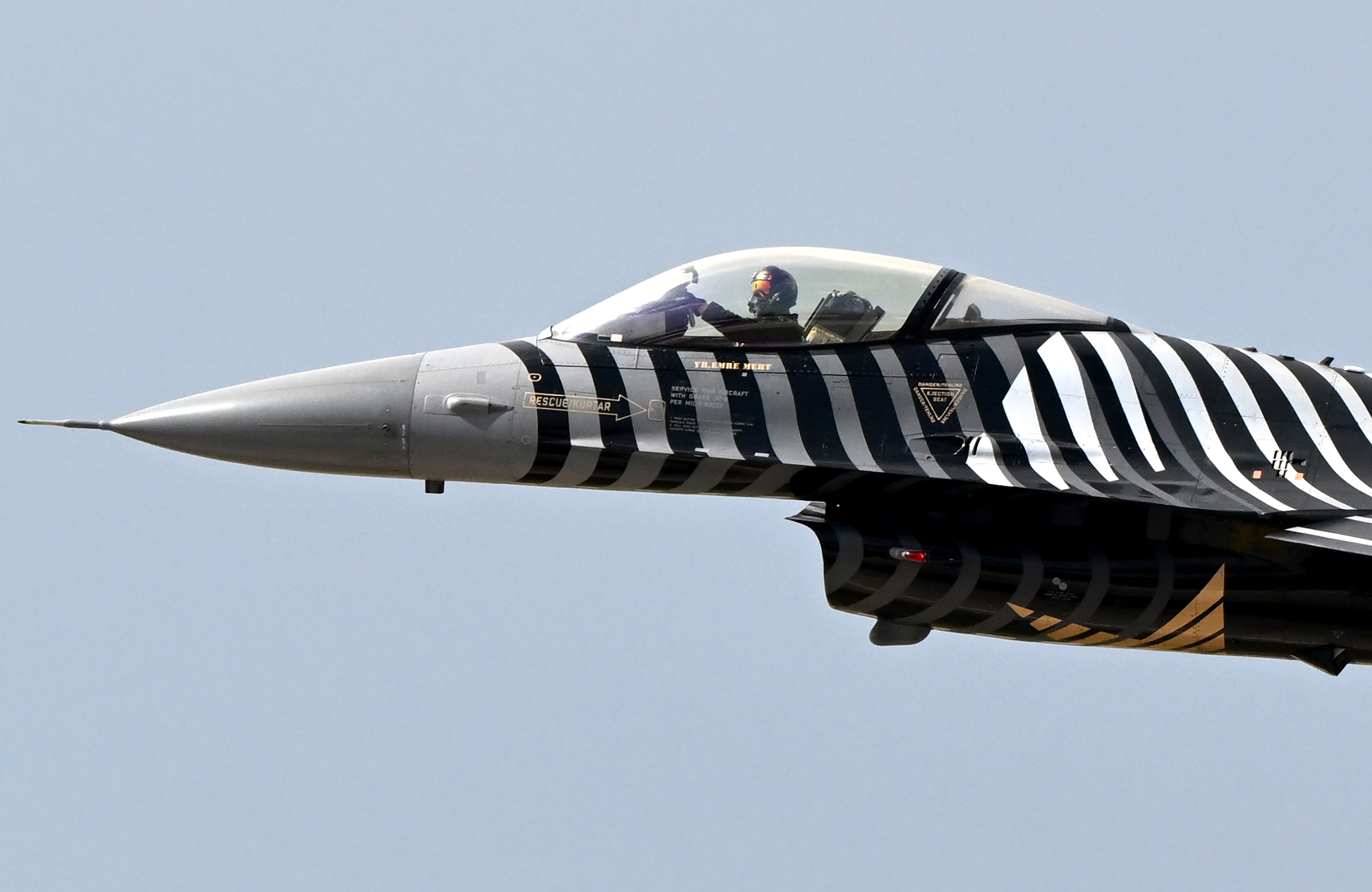 TEKNOFEST İzmir: SOLOTÜRK ve Jandarma Helikopteri Gökyüzünde Büyüledi