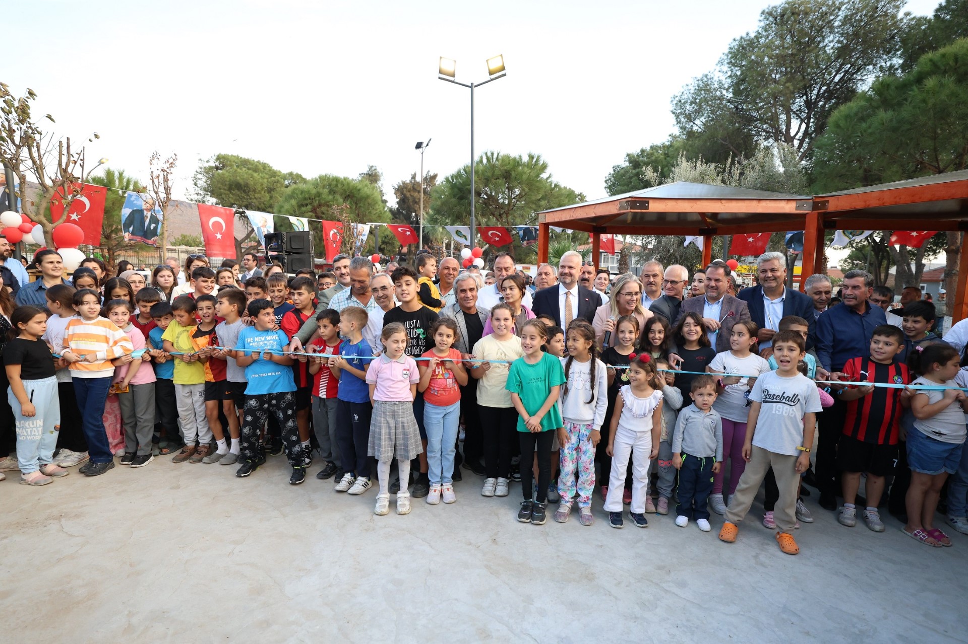 MENEMEN BELEDİYESİ'NDEN 4 AÇILIŞ BİRDEN