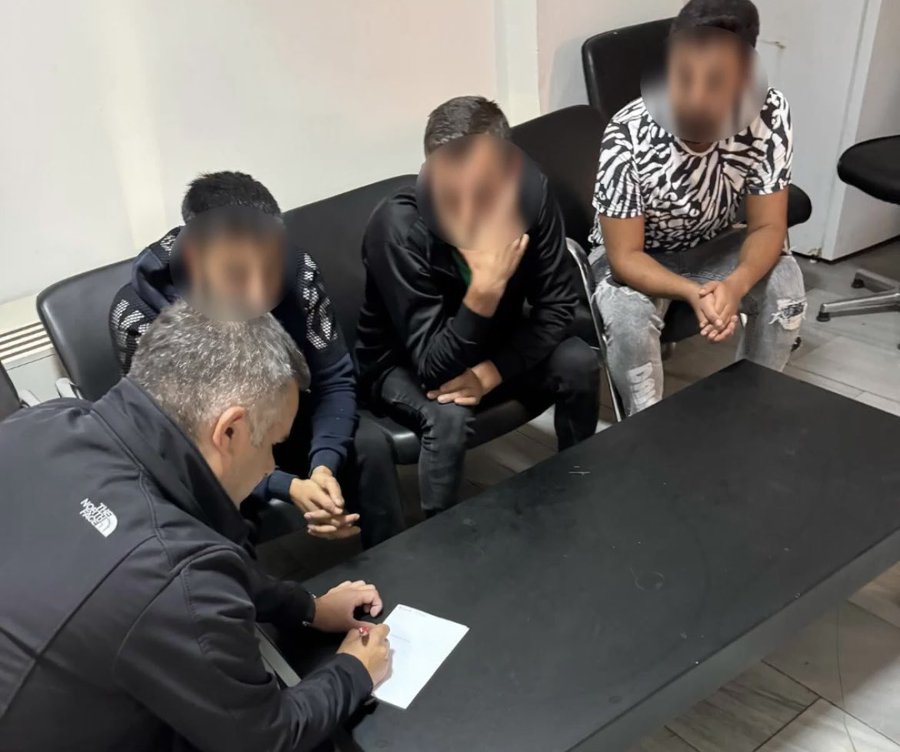 Sahte askerler Kemeraltı'nda yakalandı!
