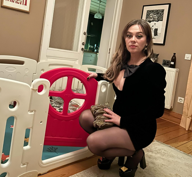 Demet Evgar'dan kızının odasında cesur pozlar