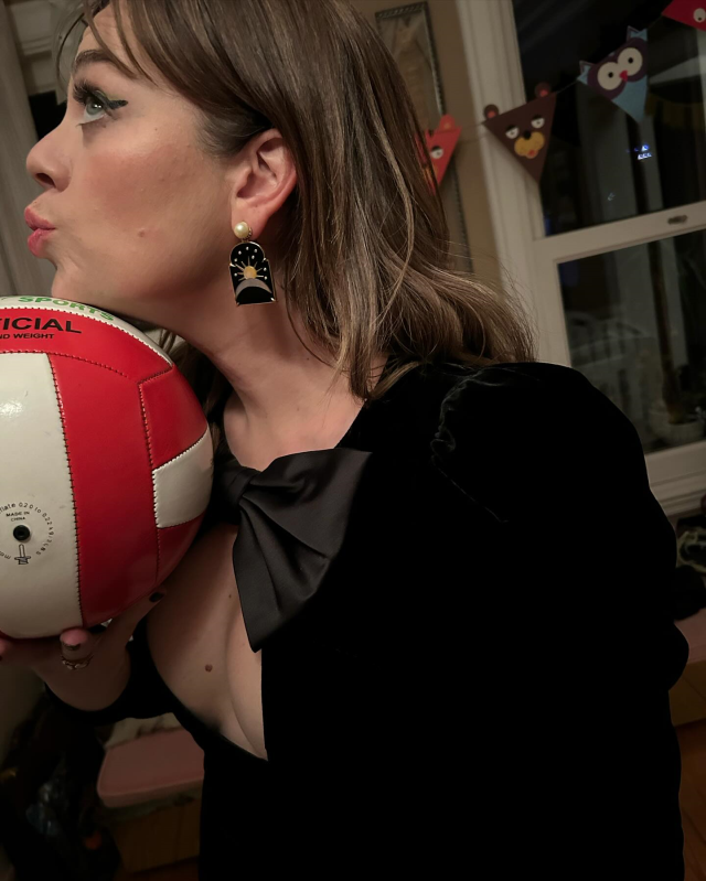 Demet Evgar'dan kızının odasında cesur pozlar