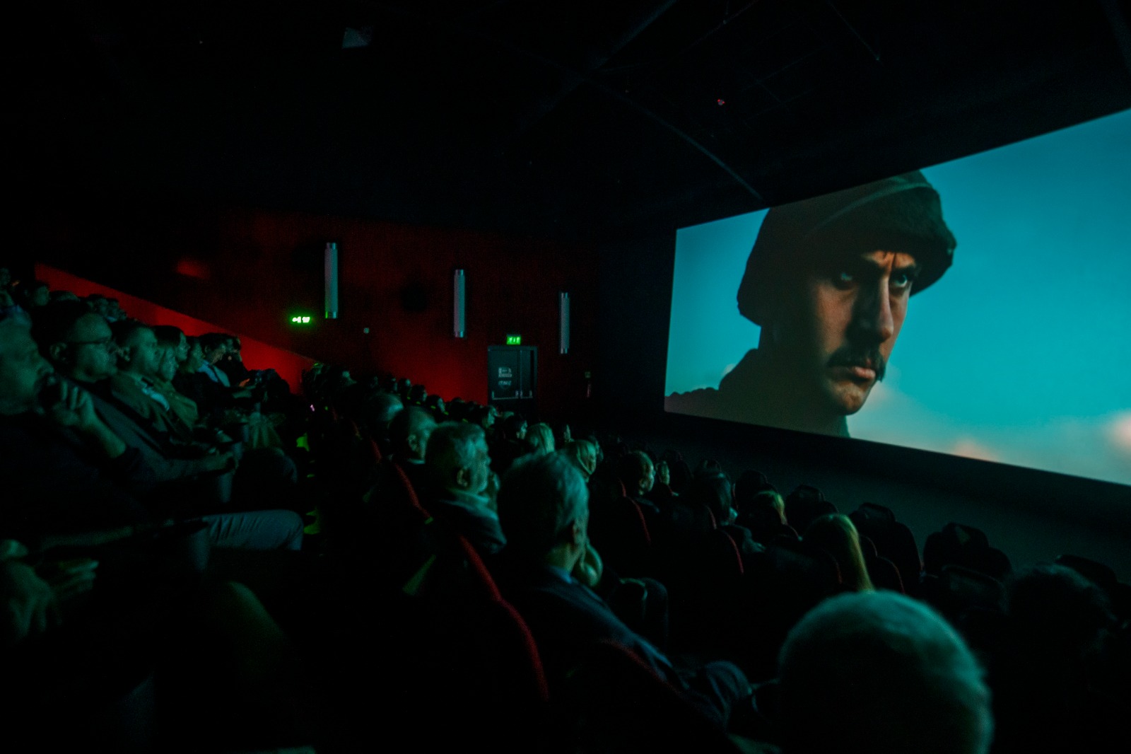 Başkan Soyer, Atatürk filmini öğretmenlerle izledi