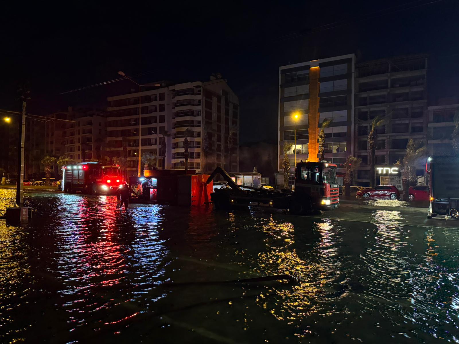 İzmir’de deniz 1 metre yükseldi