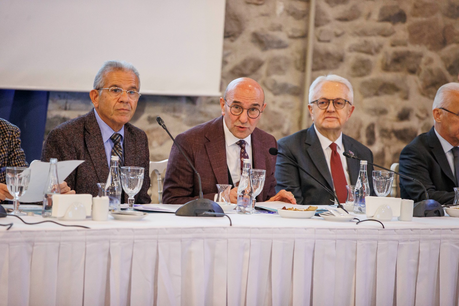 İzmir Büyükşehir Belediyesi'nin mağdur esnafa yapacağı yardımın tarihi netleşti