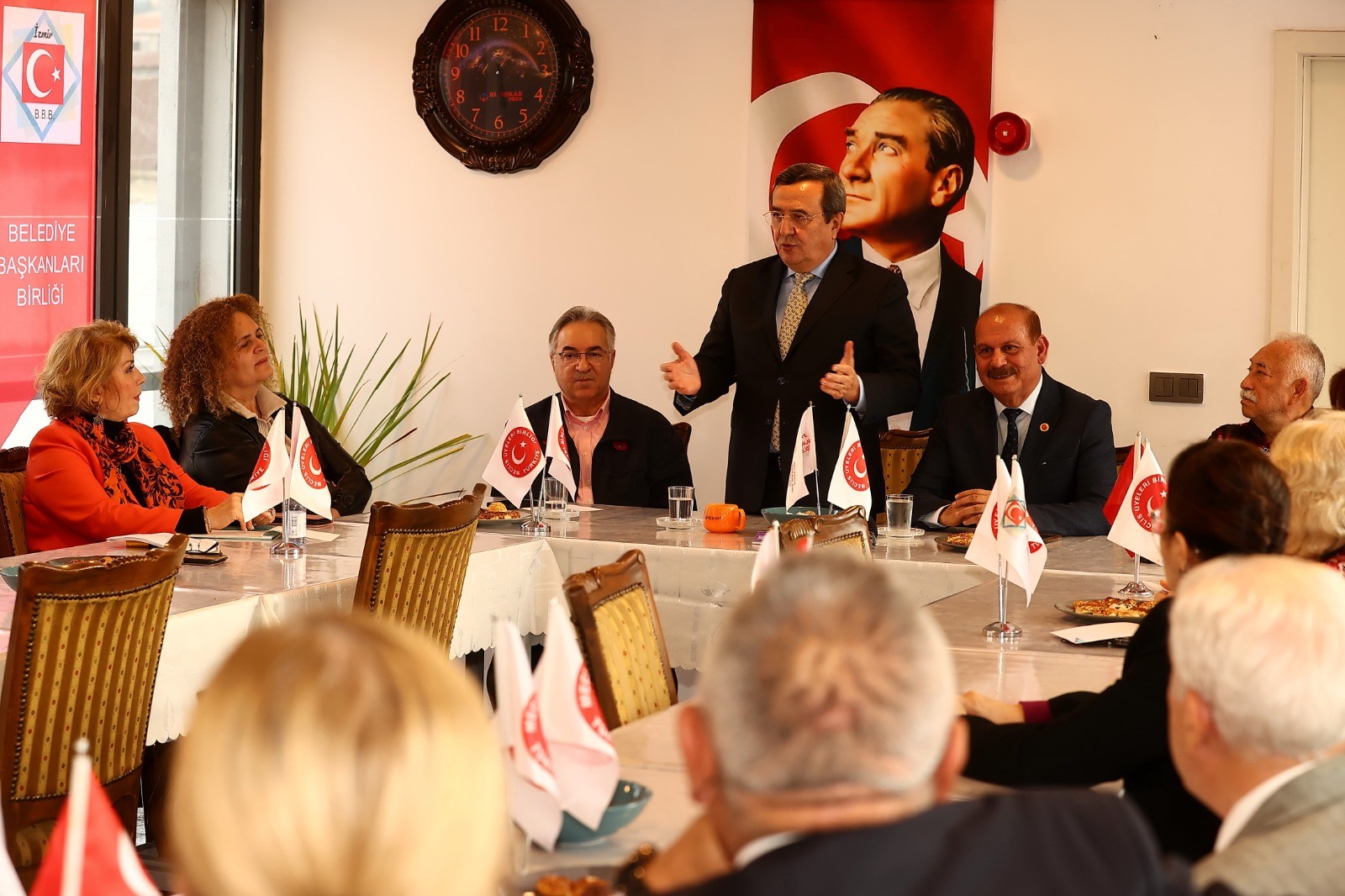 Batur'dan aday adaylığı açıklaması: "İzmir'i tanıyorum,  İzmirli beni tanıyor"