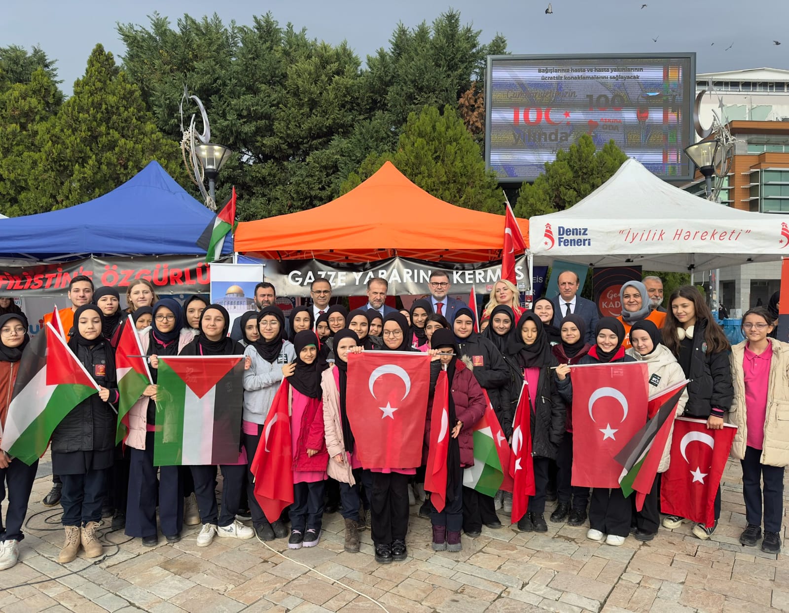 Milli Eğitim Bakan Yardımcısı Şamlıoğlu, İzmir Konak Meydanı'nda Filistin'e Destek Yürüyüşünde Öğrencilerle Buluştu