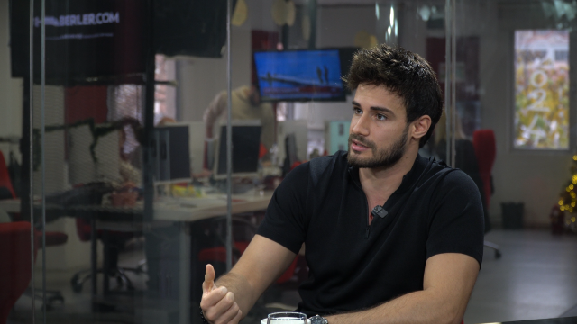 Parasını verdiği insanlara her şeyi söyleyebileceğini zannediyor