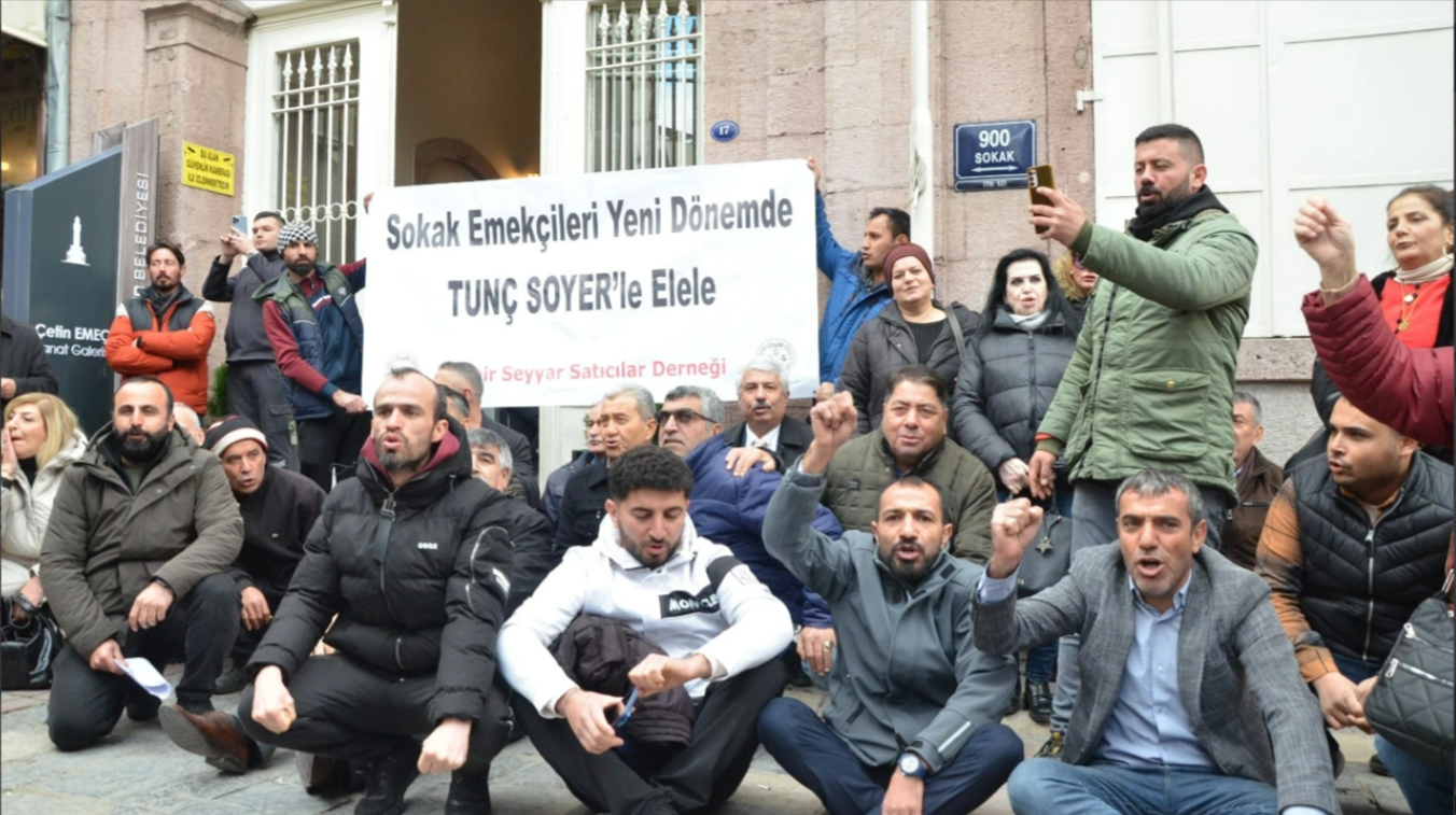 İzmir Büyükşehir Belediyesi önünde Başkan Soyer'e destek nöbeti
