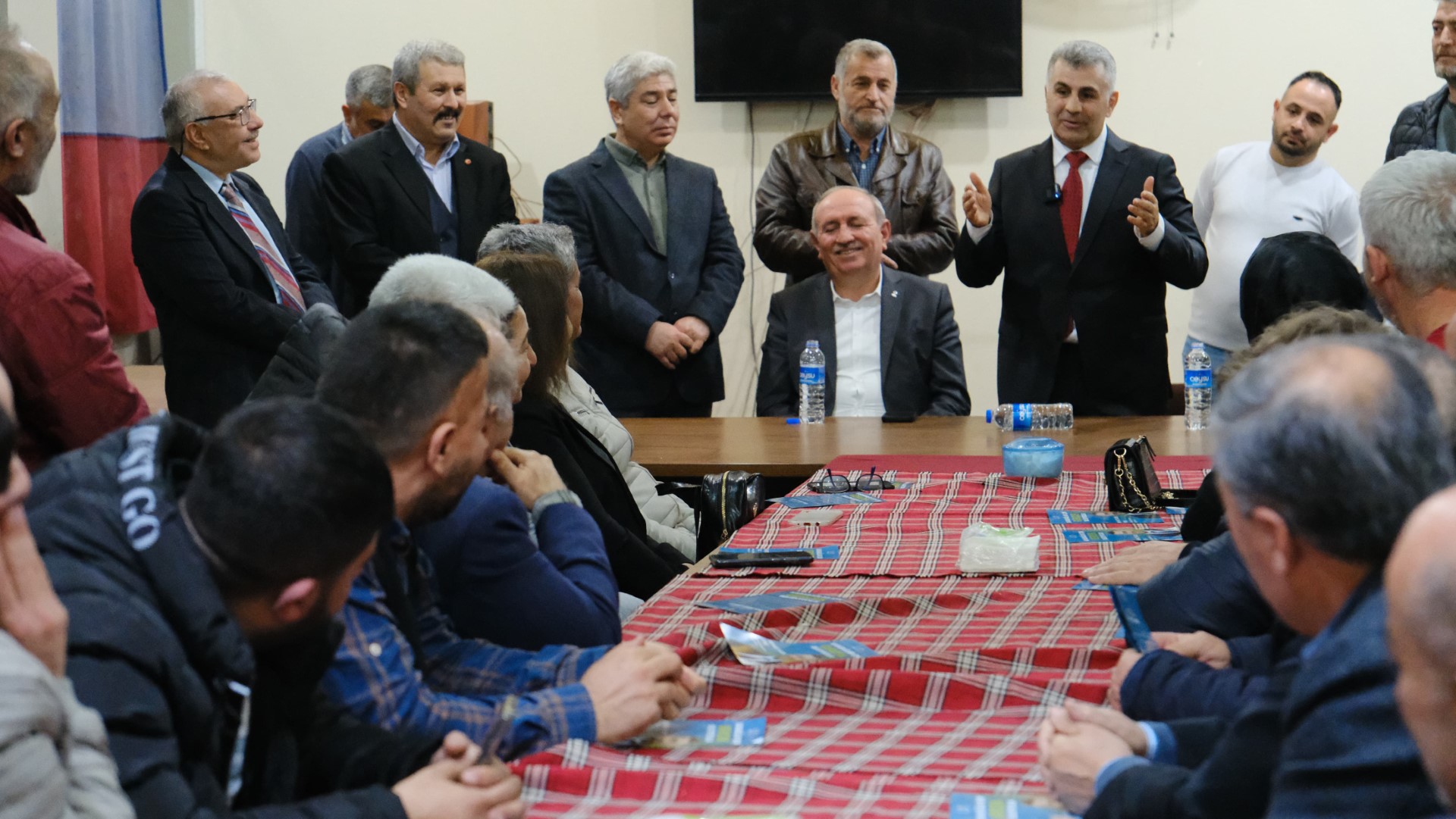 Karabağlar’a asılan ‘İcraat Yapılmaz’ levhası iniyor