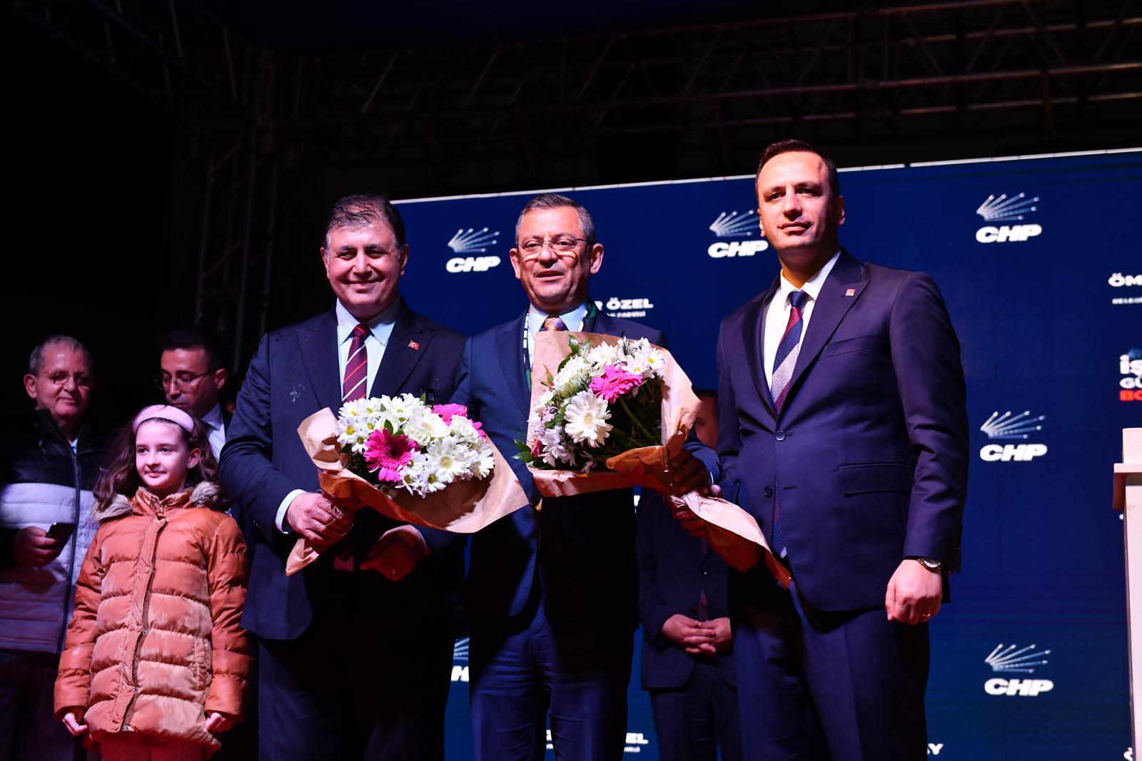 CHP Genel Başkanı Özgür Özel ile Başkan Tugay yurttaşlarla iftar yaptı