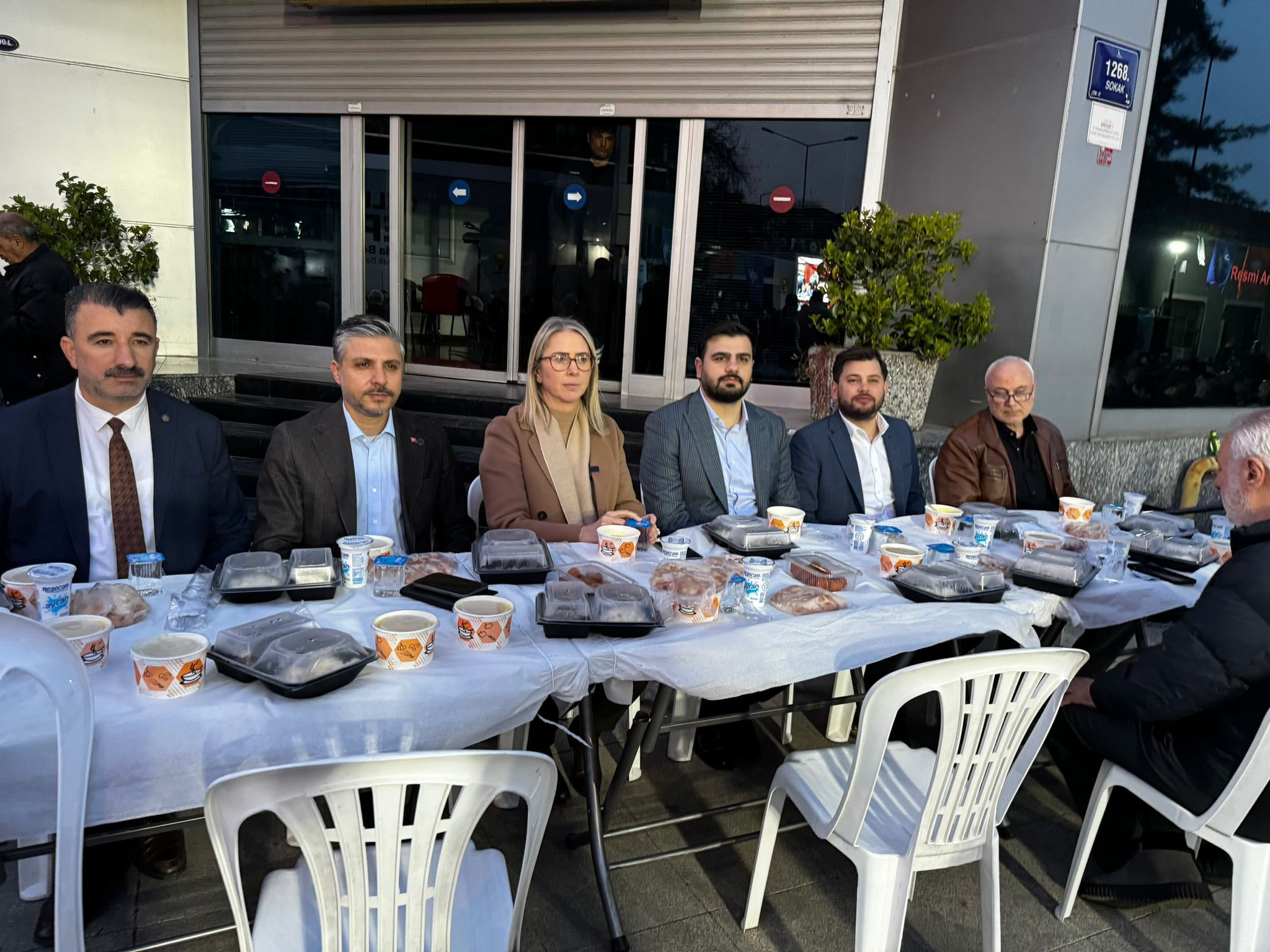 AK Parti Konak adayı Çankırı, Basmane iftar programında vatandaşlarla bir araya geldi