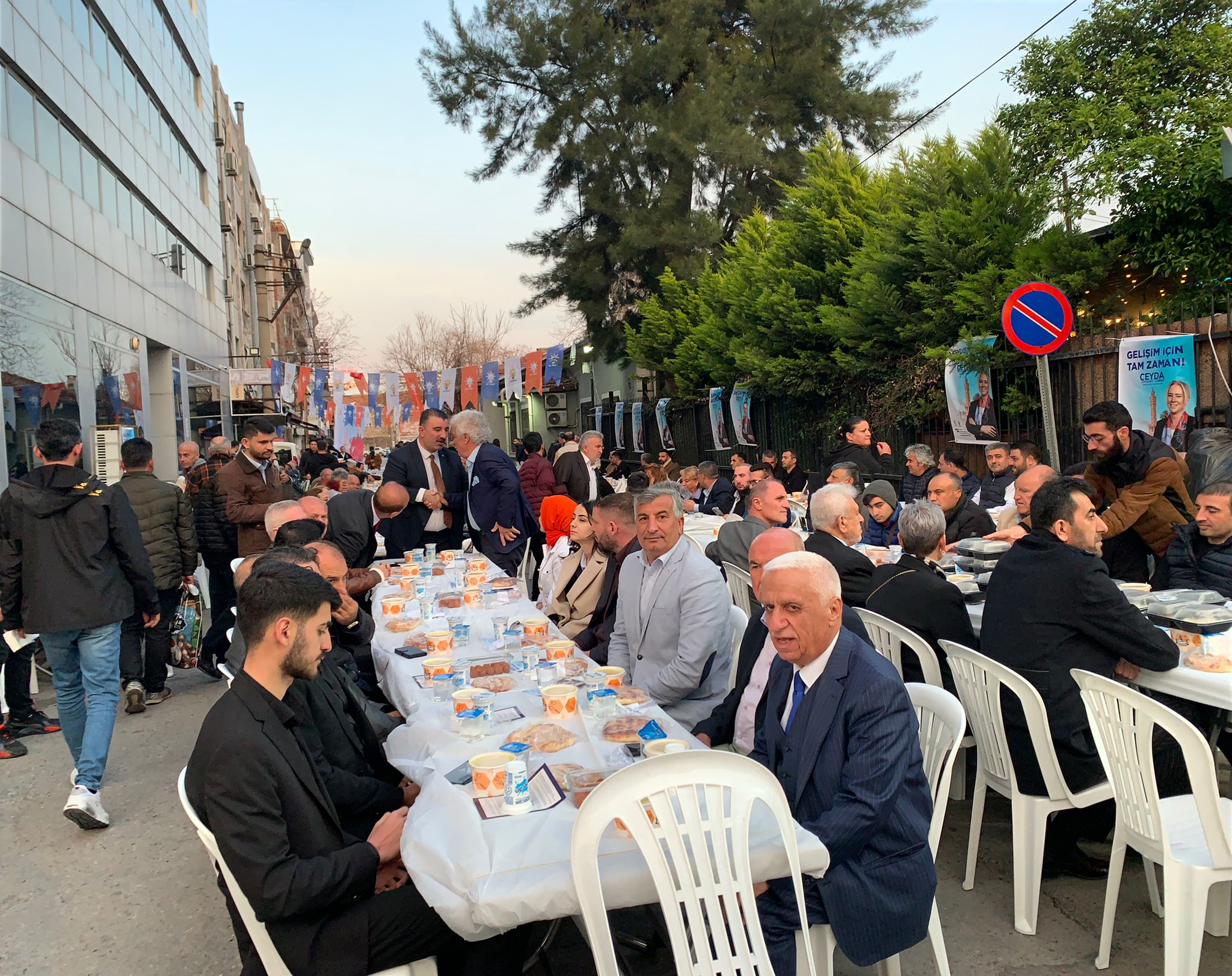 AK Parti Konak adayı Çankırı, Basmane iftar programında vatandaşlarla bir araya geldi
