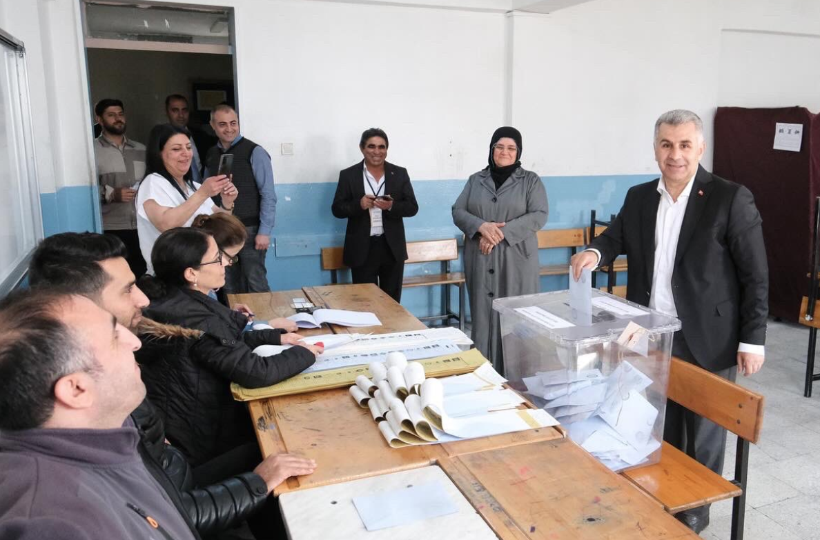 AK Parti İzmirli siyasiler sandık başında