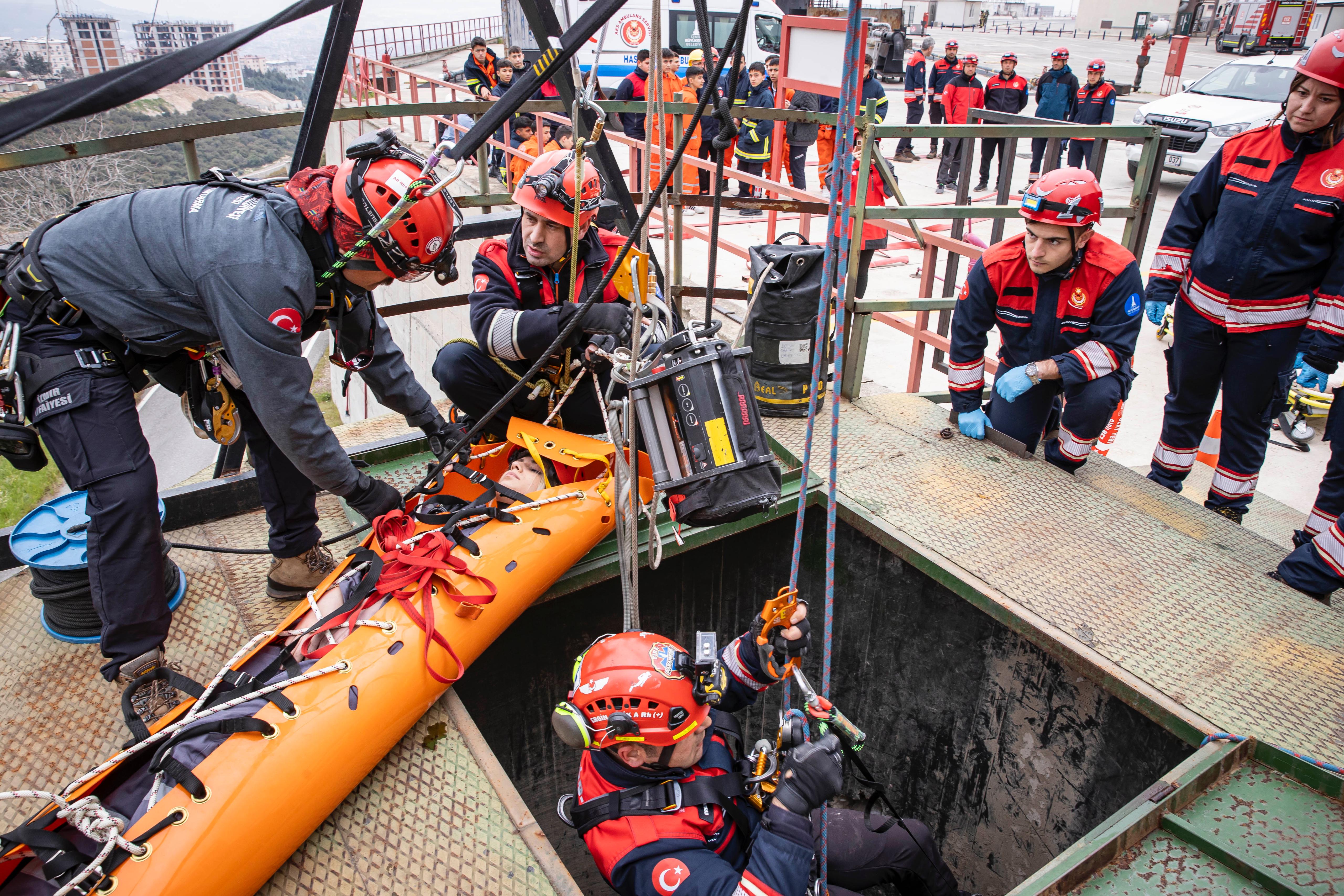 İzmir İtfaiyesinin özel donanımlı paramedikleri Türkiye’ye örnek oluyor