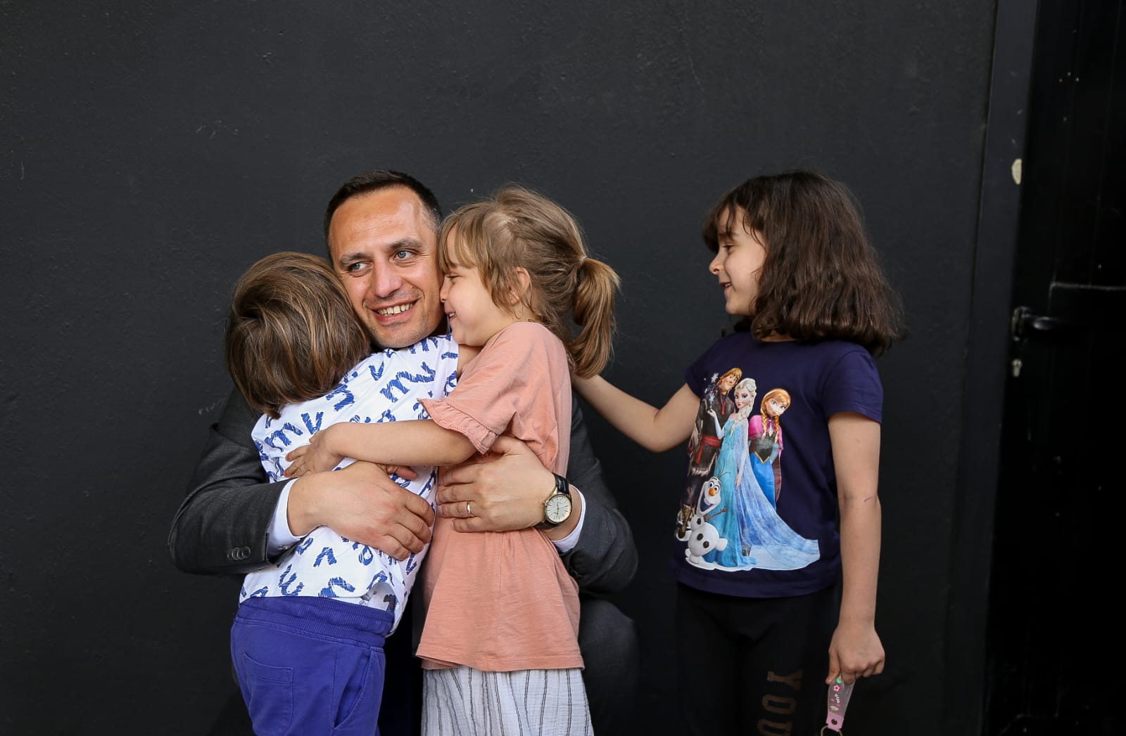 Bornova Belediye Başkanı Ömer Eşki güne işçilerle bayramlaşarak başladı