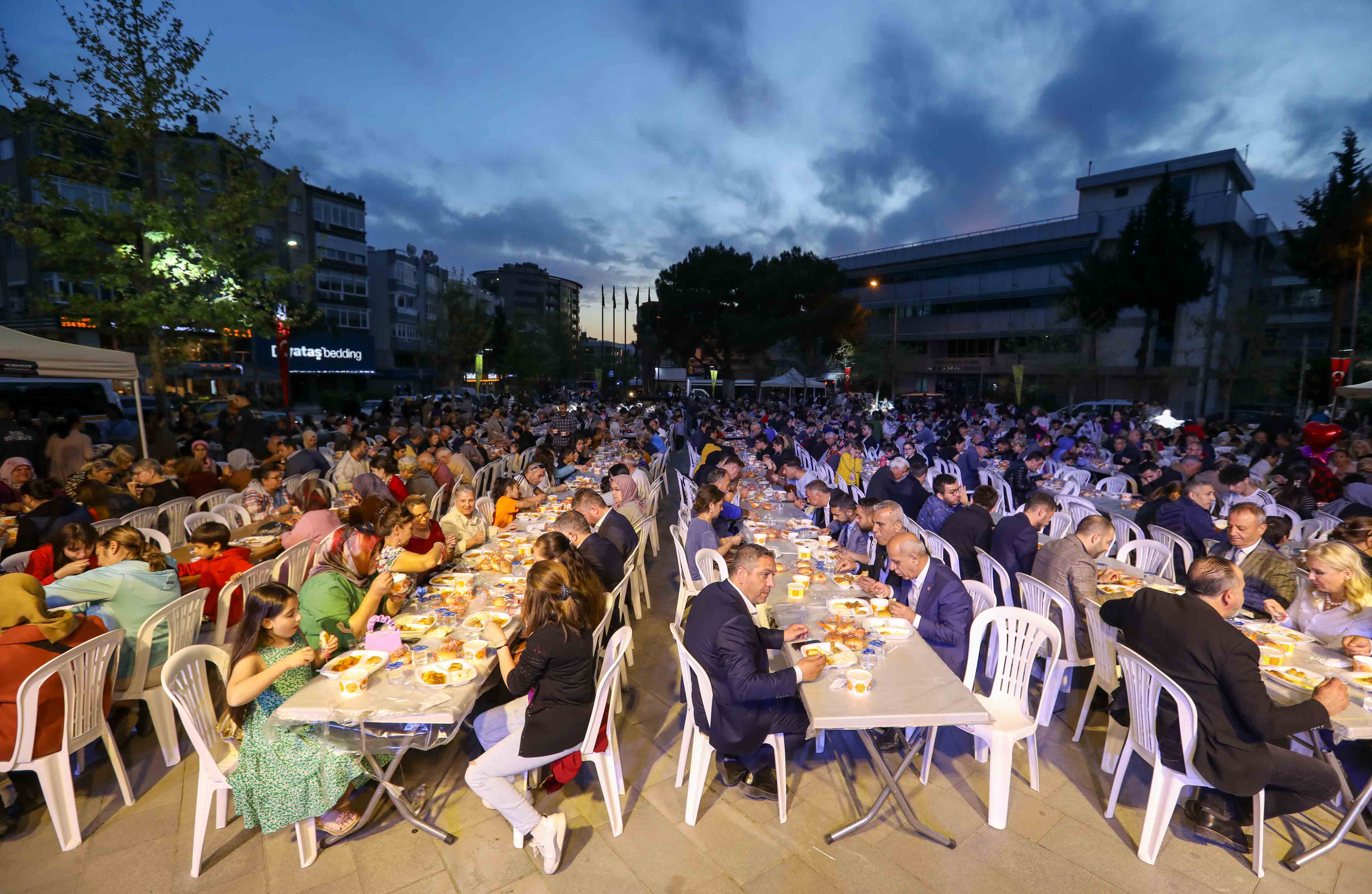 Başkan Duman iftar ve sahurda hemşehrileriyle buluştu