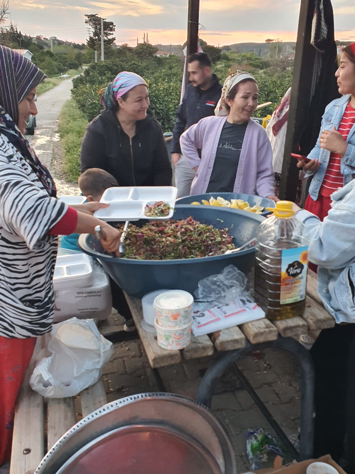 Karaburun'da imece ruhuyla kurulan iftar sofrasında mahalle dayanışması