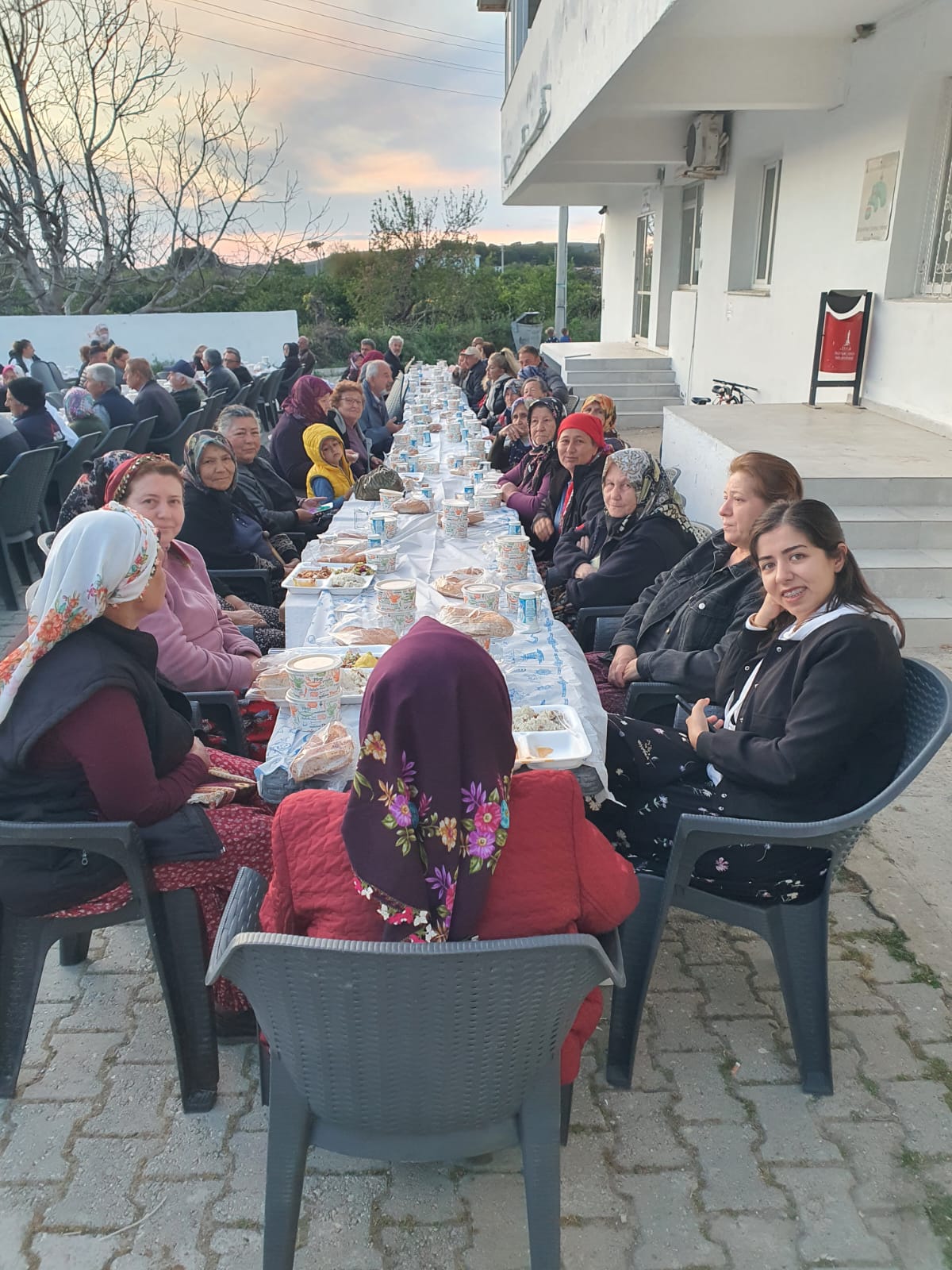 Karaburun'da imece ruhuyla kurulan iftar sofrasında mahalle dayanışması