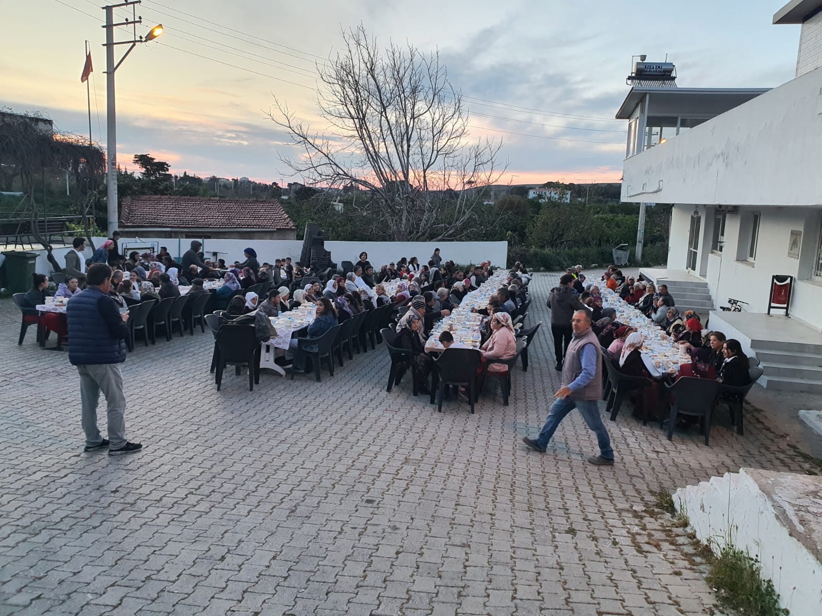 Karaburun'da imece ruhuyla kurulan iftar sofrasında mahalle dayanışması