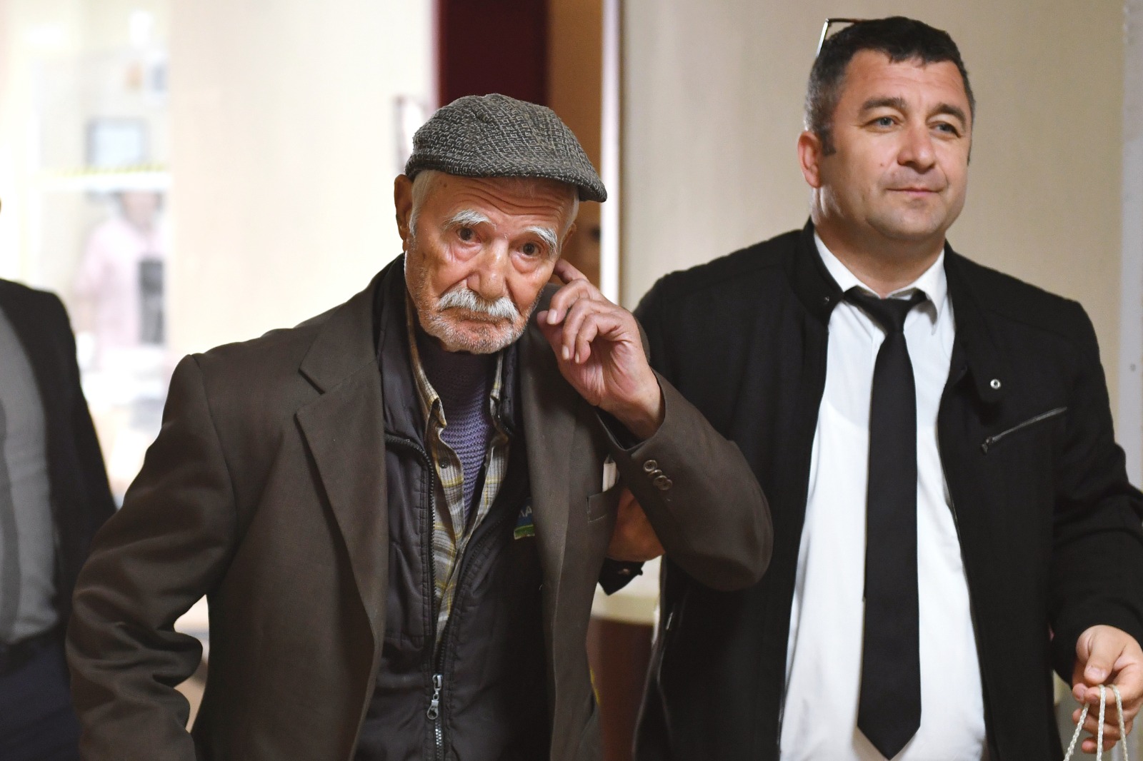 Kulakları duymayan 86 yaşındaki Cemil Amca Eşrefpaşa Hastanesi'nde tedavi oldu