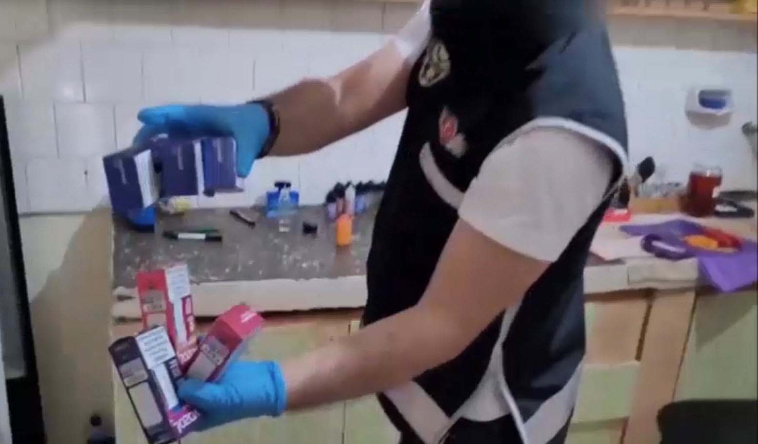 İzmir merkezli 4 ilde kaçak elektronik sigara operasyonunda 3 tutuklama