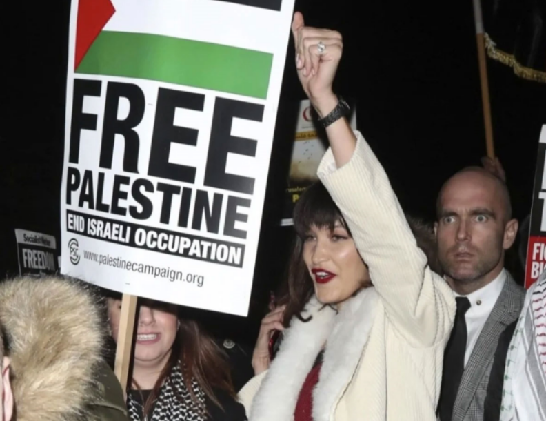 Baskılara dayanamayıp modelliği bıraktı