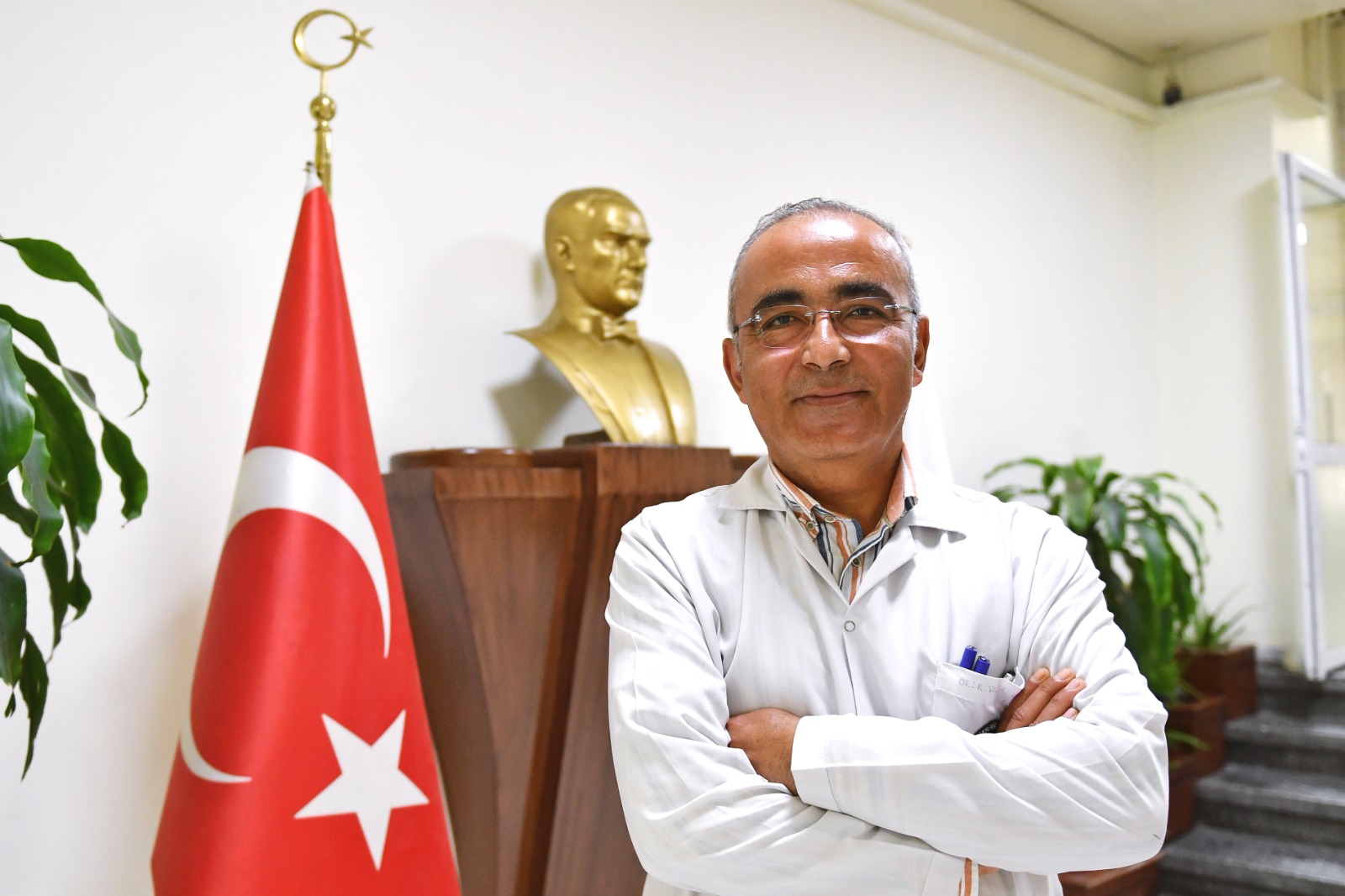 86 yaşındaki Cemil Merttürk Eşrefpaşa Hastanesi’nde şifa buluyor