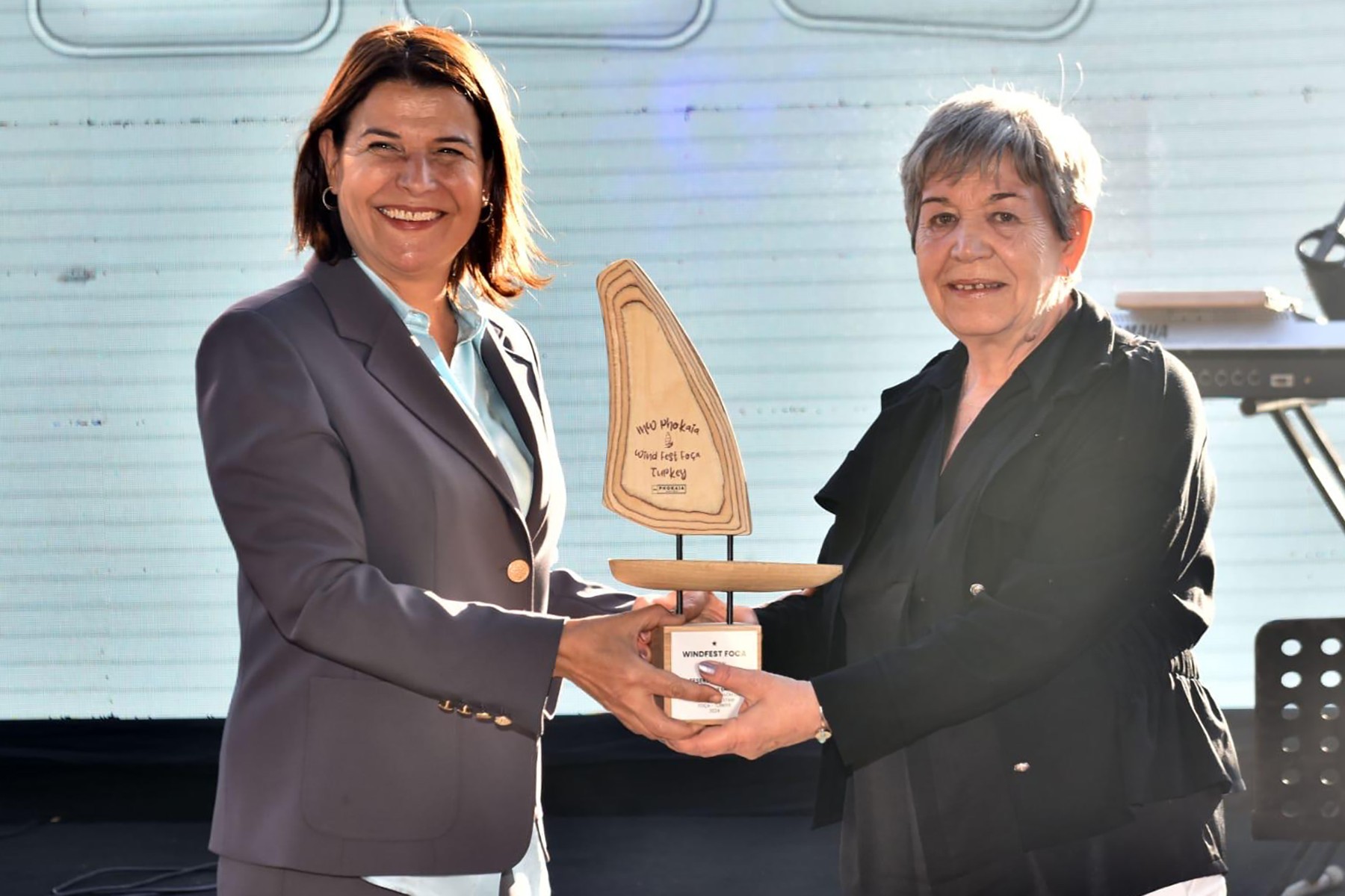 Foça'da rüzgar sörfü heyecanı yaşandı