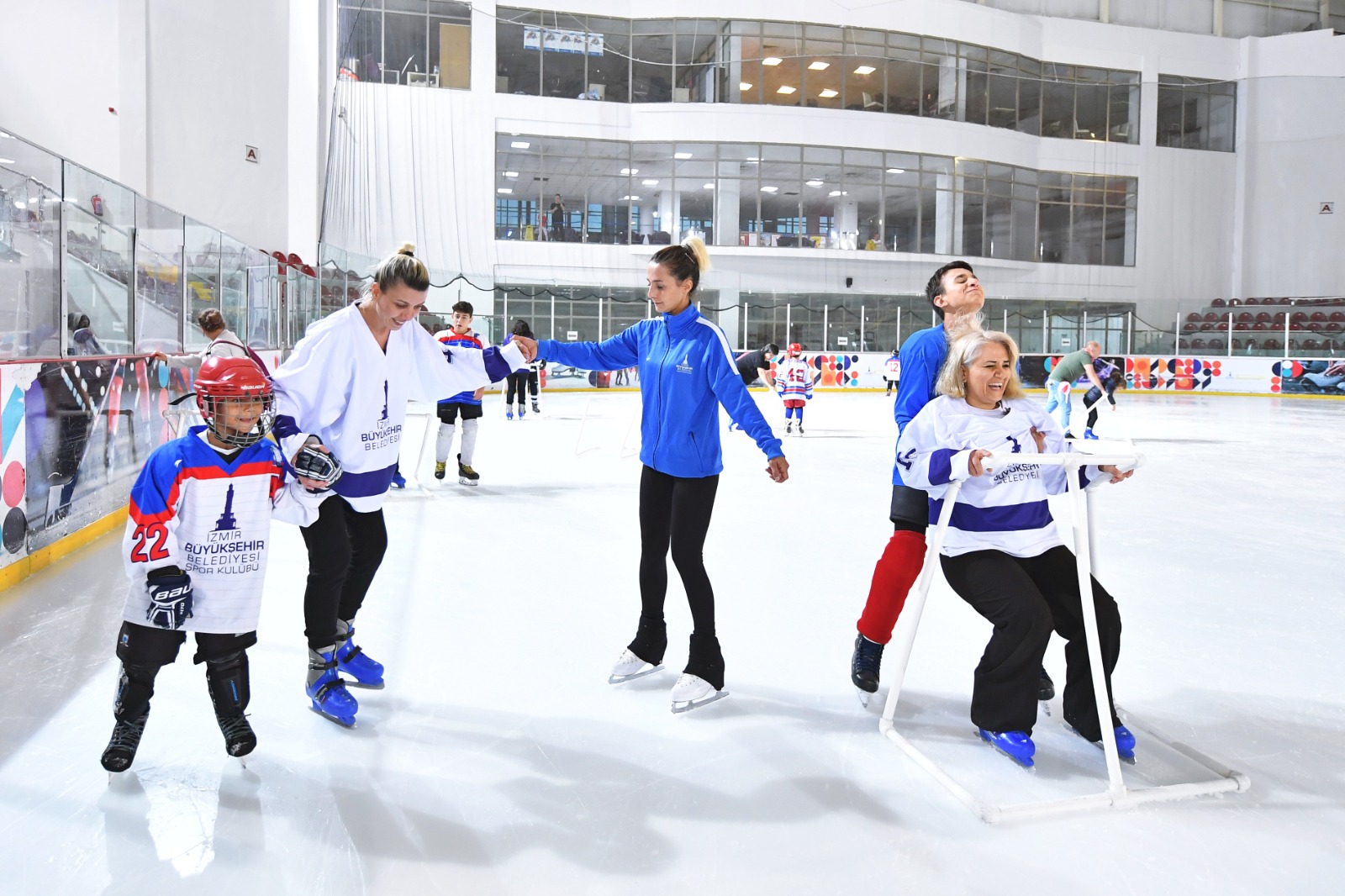 Anneler çocuklarıyla birlikte buz pistinde
