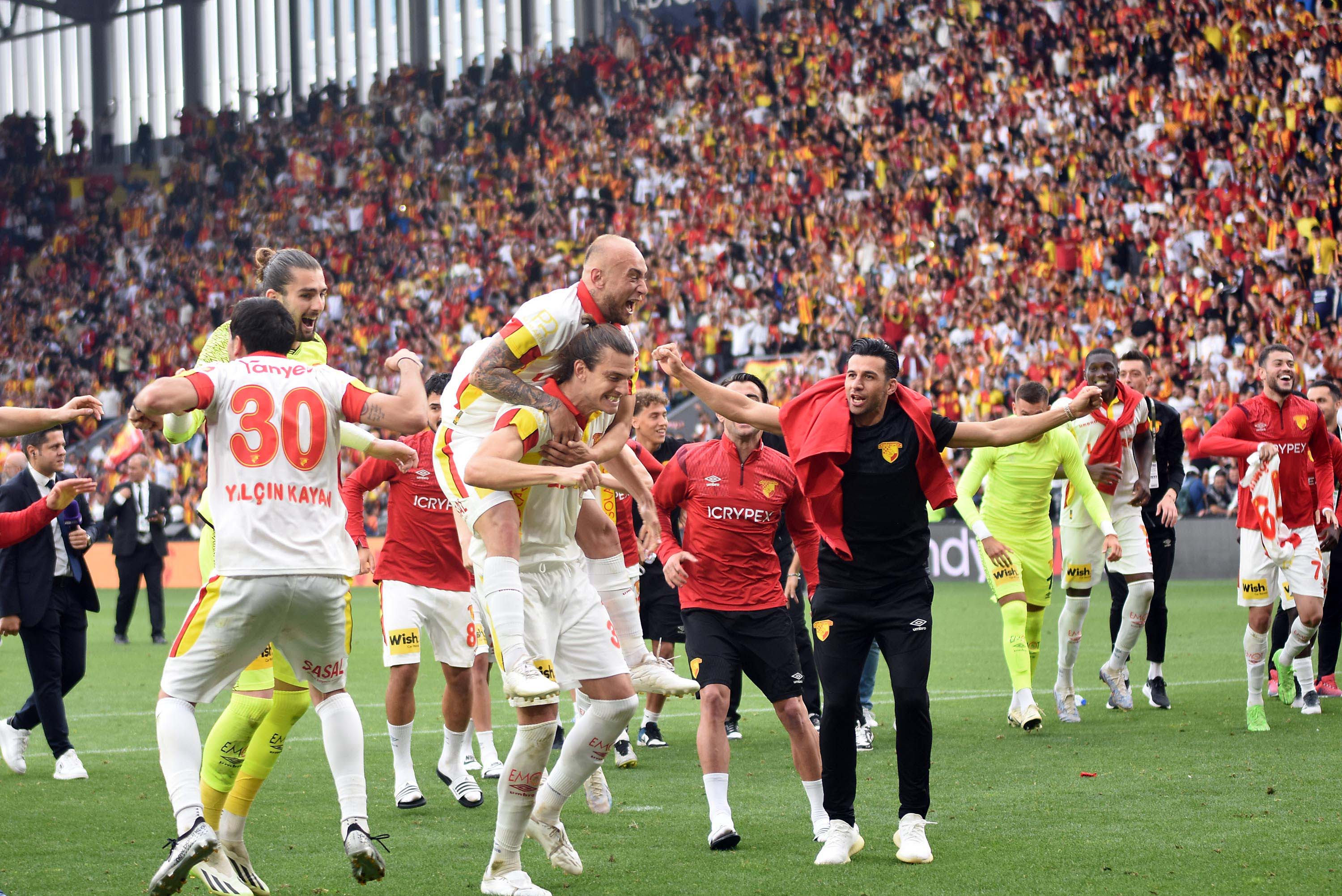 Göztepe’de kutlamalar sabaha kadar devam etti