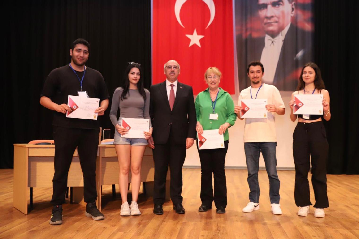 DEÜ'DE 19 MAYIS COŞKUSU: ÖĞRENCİLER BİLİM VE SANAT ŞENLİĞİNDE BİR ARAYA GELDİ