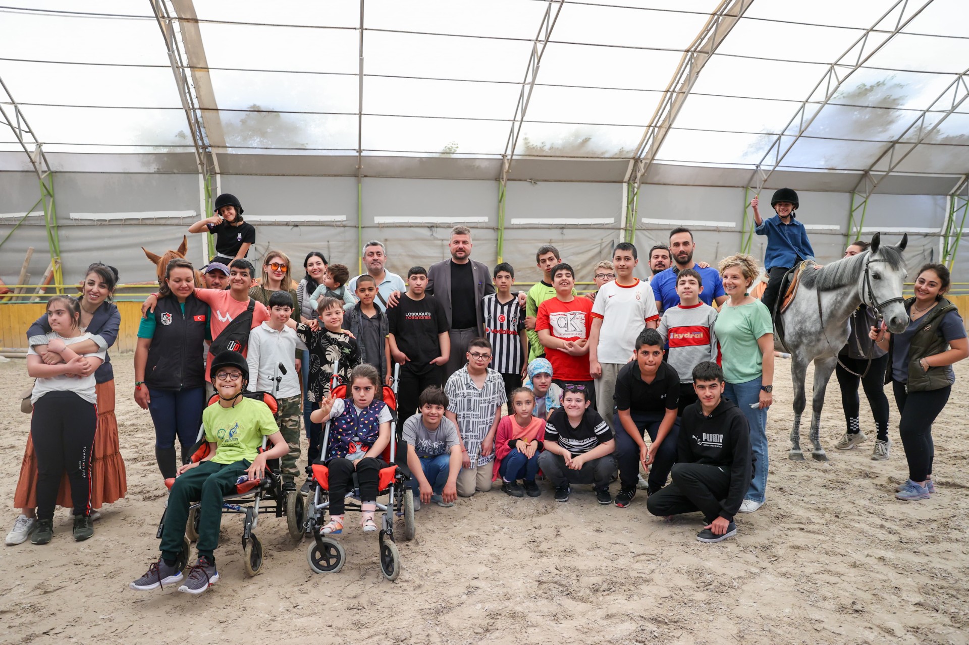 Buca’nın özel çocuklarına atlı terapi