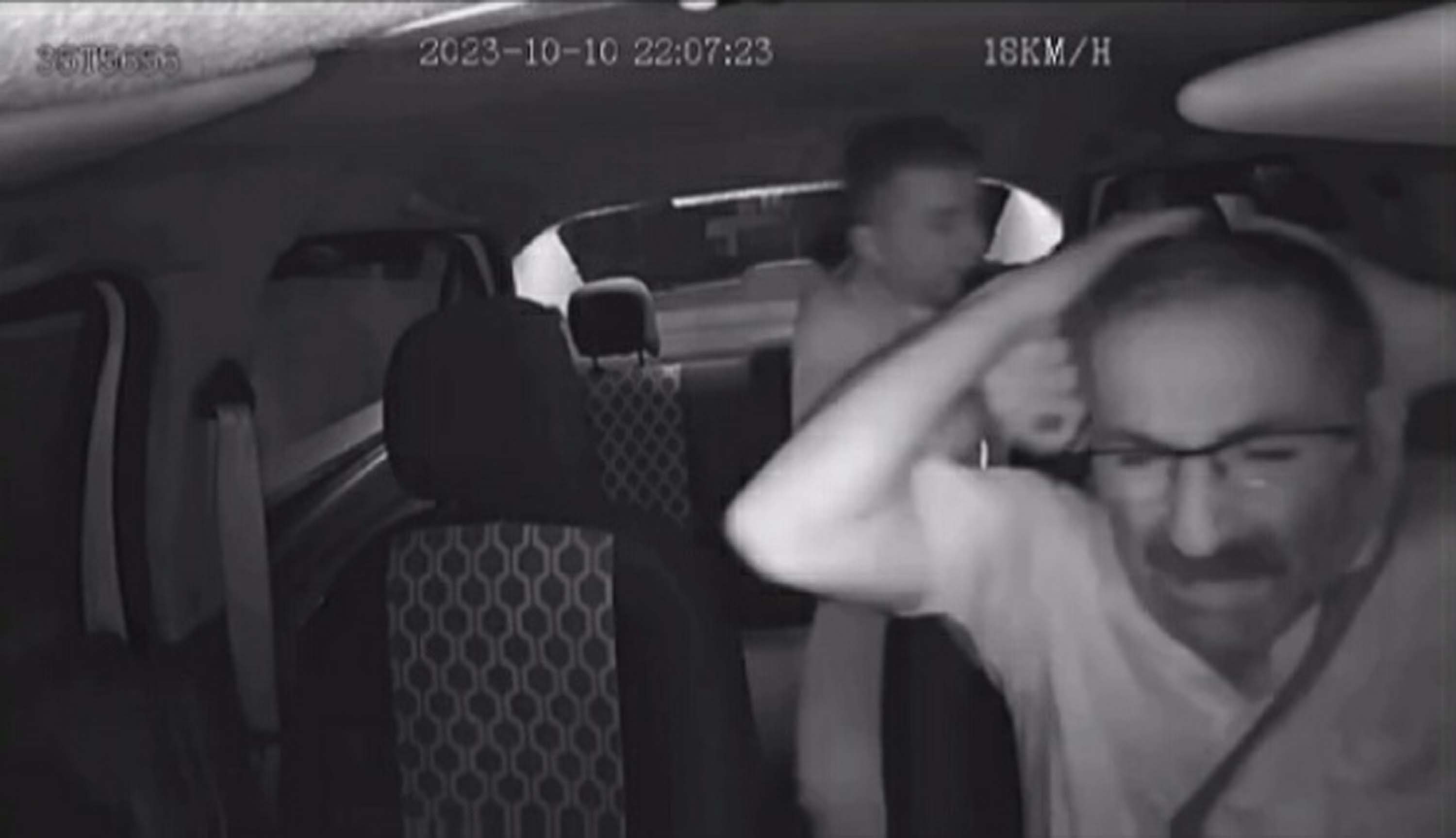 Kaldırım taşıyla karşılaşan taksici, mesleğini bıraktı