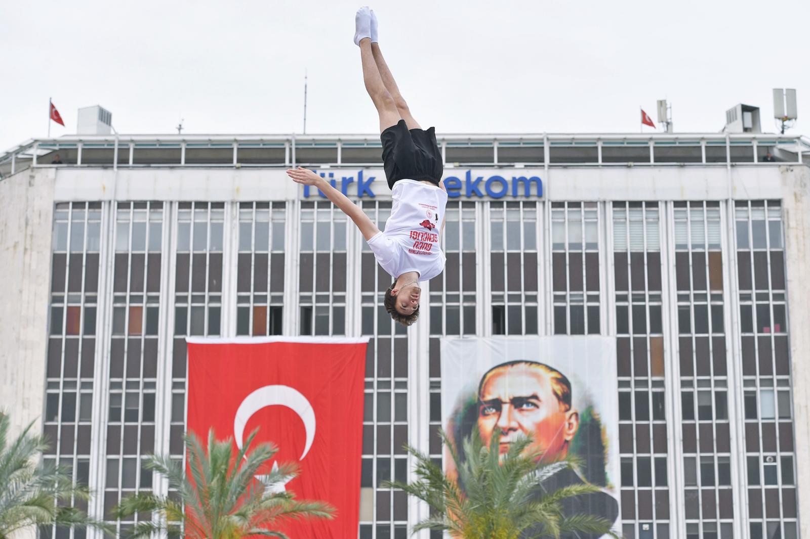 İzmir’de 19 Mayıs coşkusu: Cumhuriyet Meydanı rengarenk