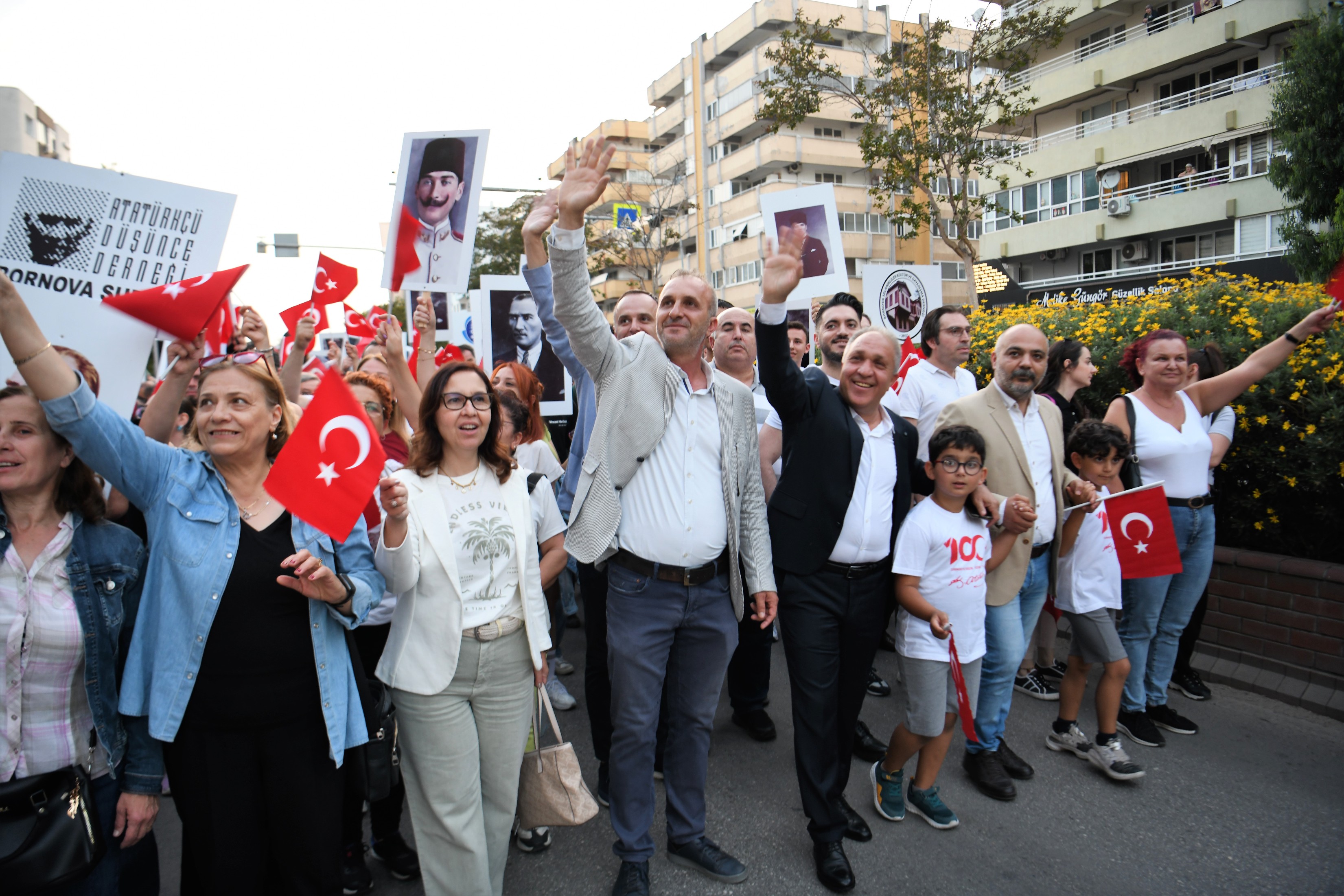 Bornova'da 19 Mayıs törenleri büyük coşkuya sahne oldu