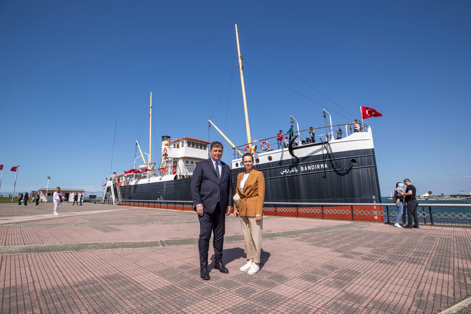 Başkan Tugay Samsun’da Bandırma Vapuru’nu ziyaret etti
