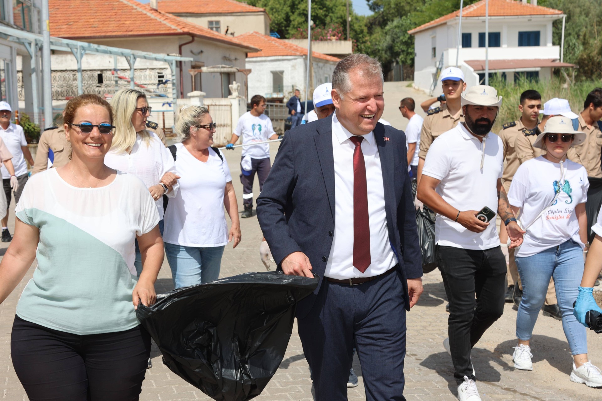 Urla’da kıyı temizleme çalışması gerçekleşti
