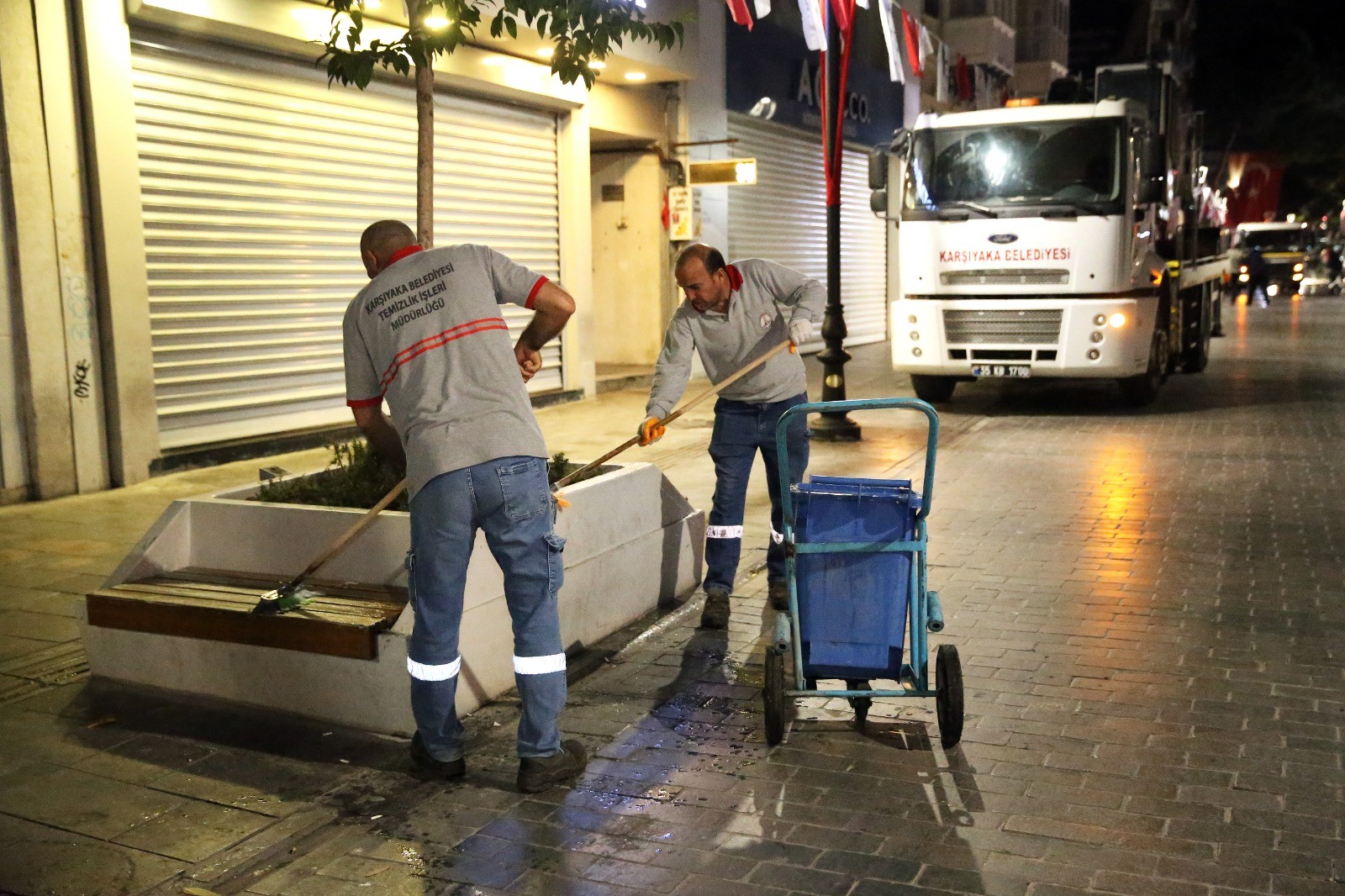 Karşıyaka Çarşısı’nda dip bucak gece temizliği