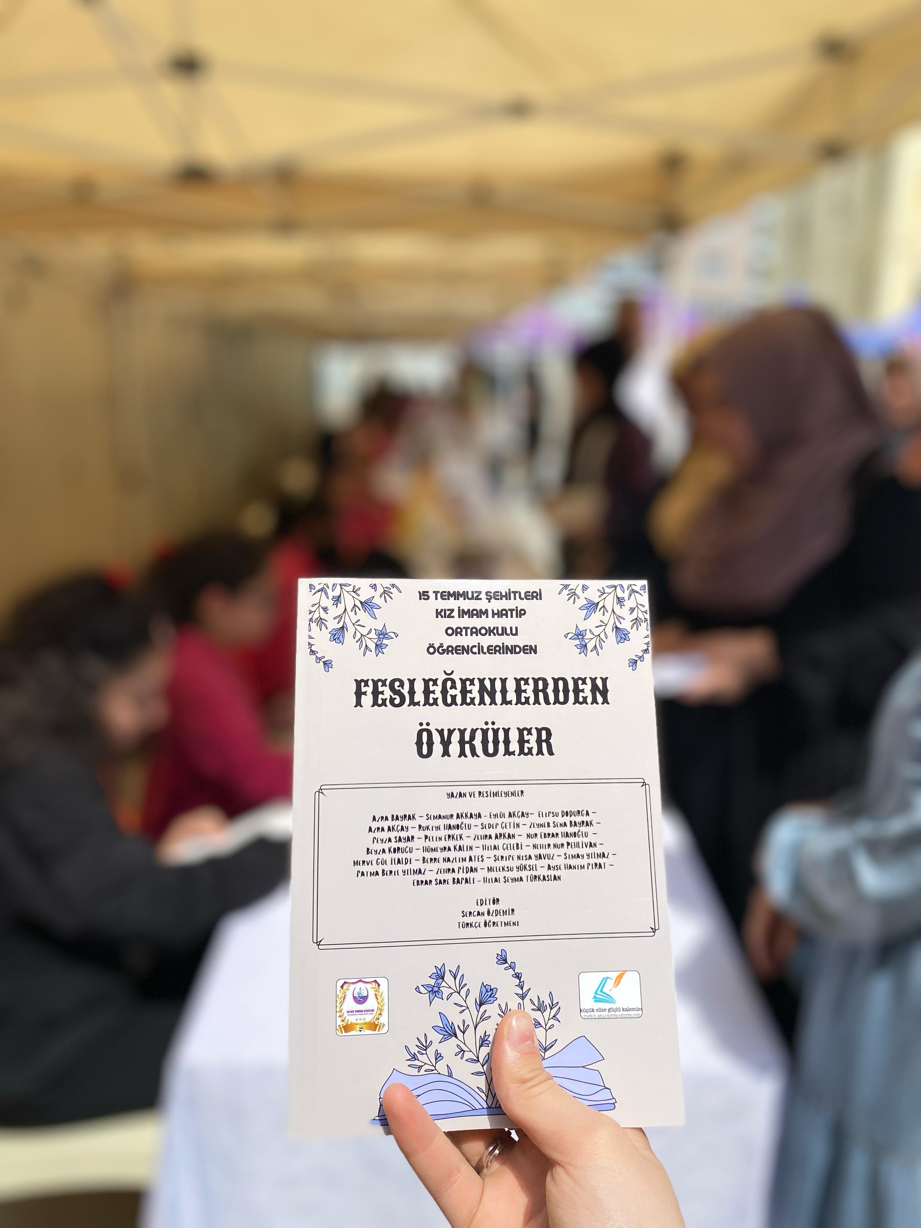 15 TEMMUZ ŞEHİTLERİ KIZ ANADOLU İMAM HATİP LİSESİ FEN VE SOSYAL BİLİMLER PROJE OKULU'NDA FESLEĞENLERDEN ÖYKÜLER KİTABININ İMZA GÜNÜ HEYECANI