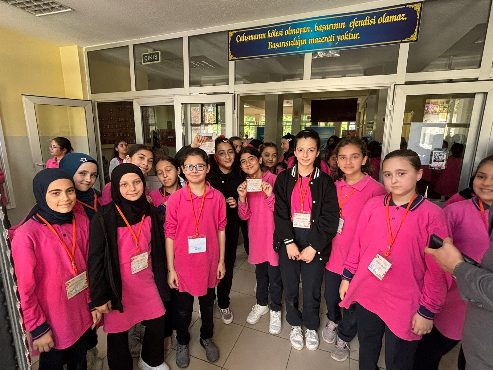 15 TEMMUZ ŞEHİTLERİ KIZ ANADOLU İMAM HATİP LİSESİ FEN VE SOSYAL BİLİMLER PROJE OKULU'NDA FESLEĞENLERDEN ÖYKÜLER KİTABININ İMZA GÜNÜ HEYECANI