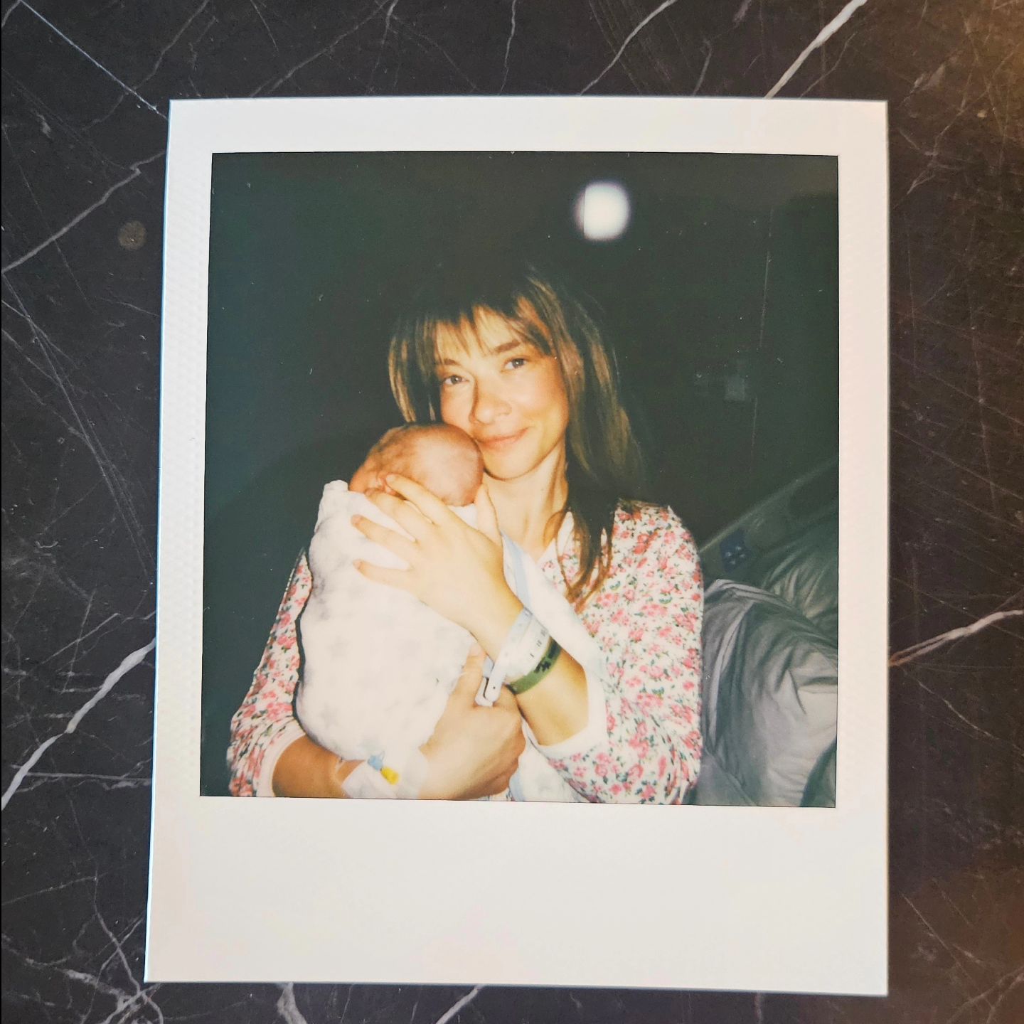 İkinci kez anne olan Müge Boz, bebeğiyle kamera karşısına geçti